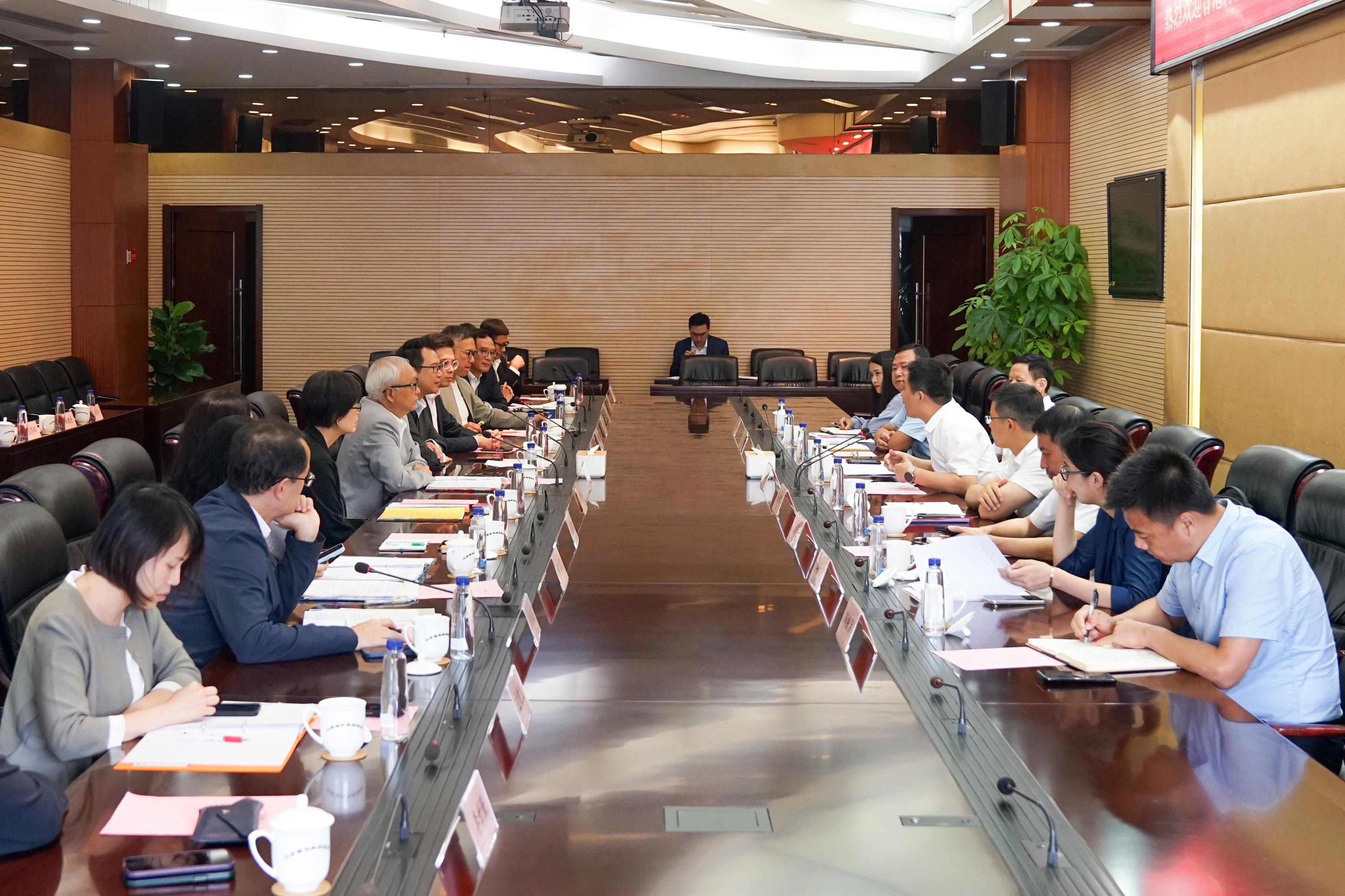 The delegation of the Legislative Council Panel on Food Safety and Environmental Hygiene continued its duty visit to Nanjing and Yangzhou today (August 22). Photo shows the delegation holding an exchange session with representatives of the Jiangsu Provincial Department of Agriculture and Rural Affairs.