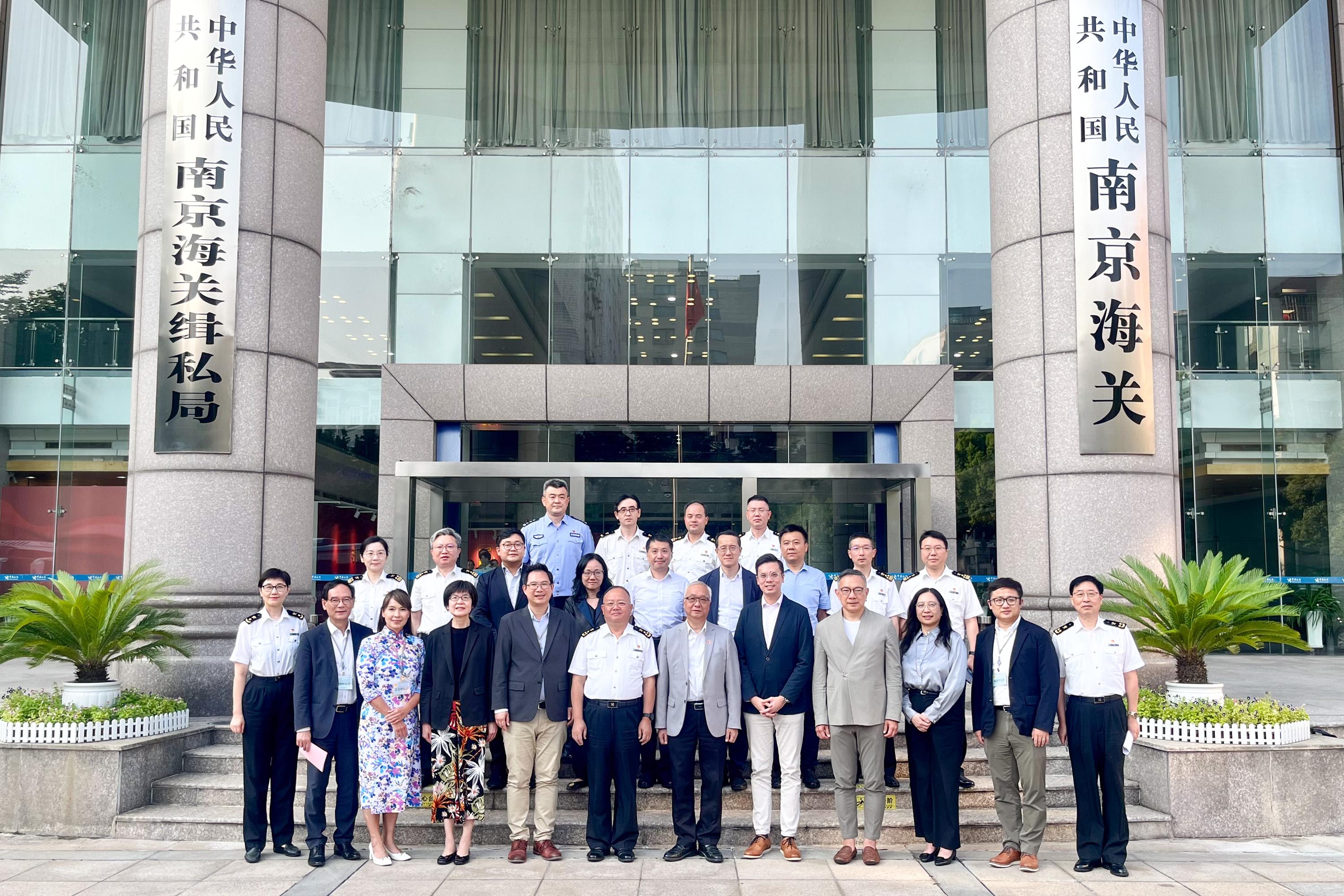 The delegation of the Legislative Council Panel on Food Safety and Environmental Hygiene continued its duty visit to Nanjing and Yangzhou today (August 22). Photo shows the delegation, government officials and representatives of the Nanjing Customs District.