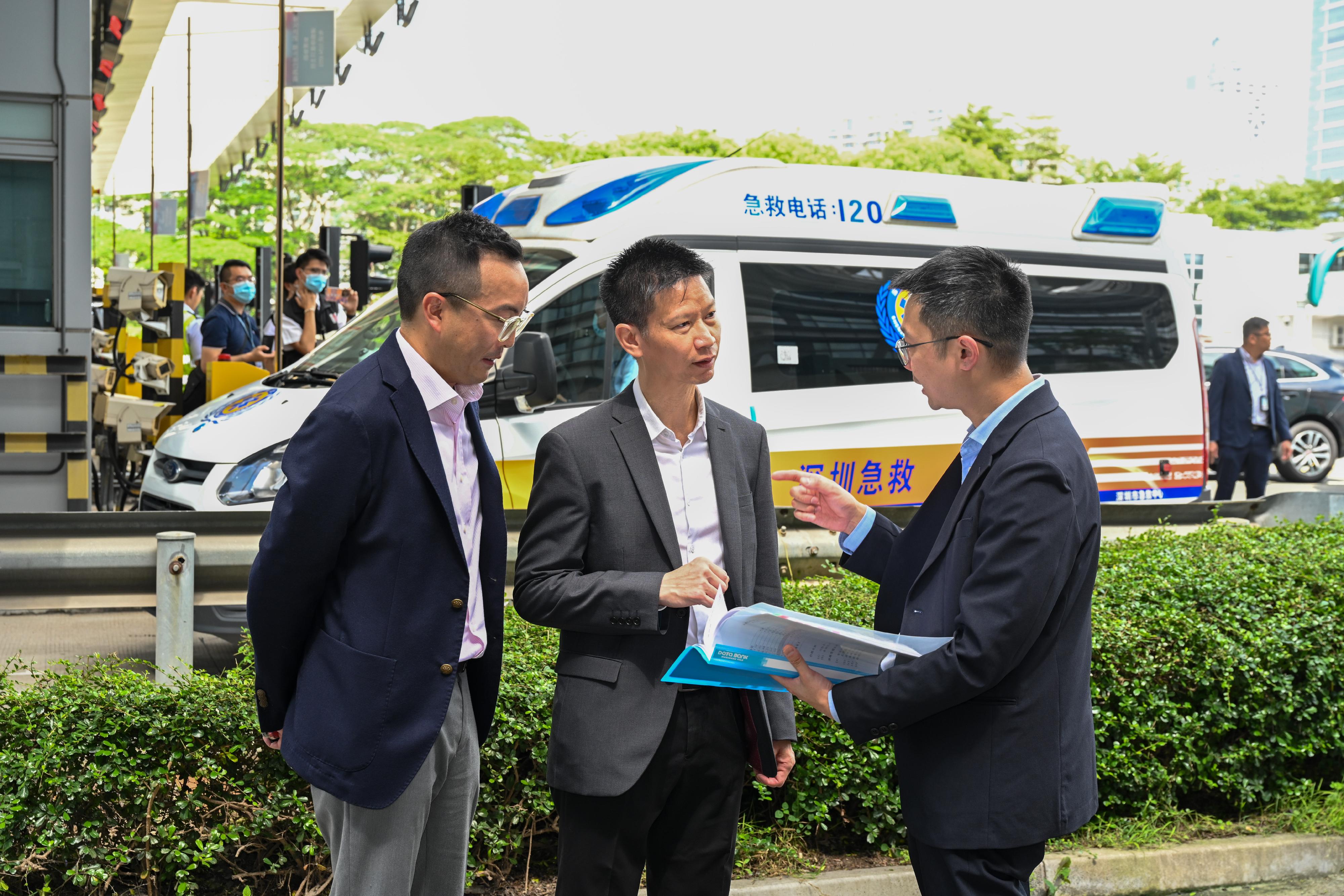 香港特别行政区政府今日（八月二十三日）联同广东省和深圳市政府进行「大湾区跨境直通救护车试行计划」演练。图示医务卫生局副秘书长许泽森（中）在深圳湾口岸了解演练进度。