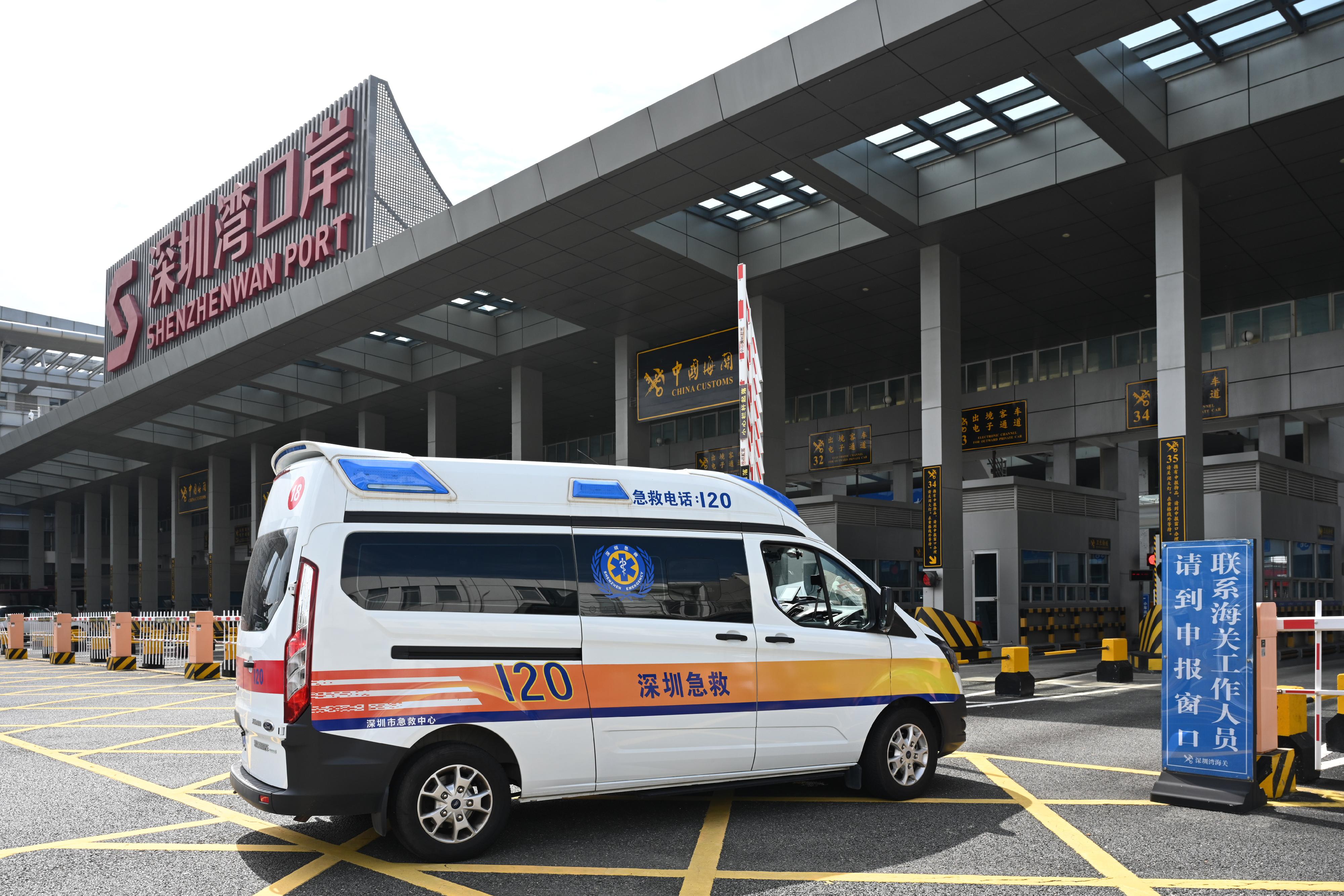 The Hong Kong Special Administrative Region Government conducted today (August 23) a drill for the Pilot Scheme for Direct Cross-boundary Ambulance Transfer in the Greater Bay Area in collaboration with the Guangdong Provincial Government and the Shenzhen Municipal Government. Photo shows the Shenzhen cross-boundary ambulance used for the drill crossing through Shenzhen Bay Port on the Mainland and heading to Tuen Mun Hospital.