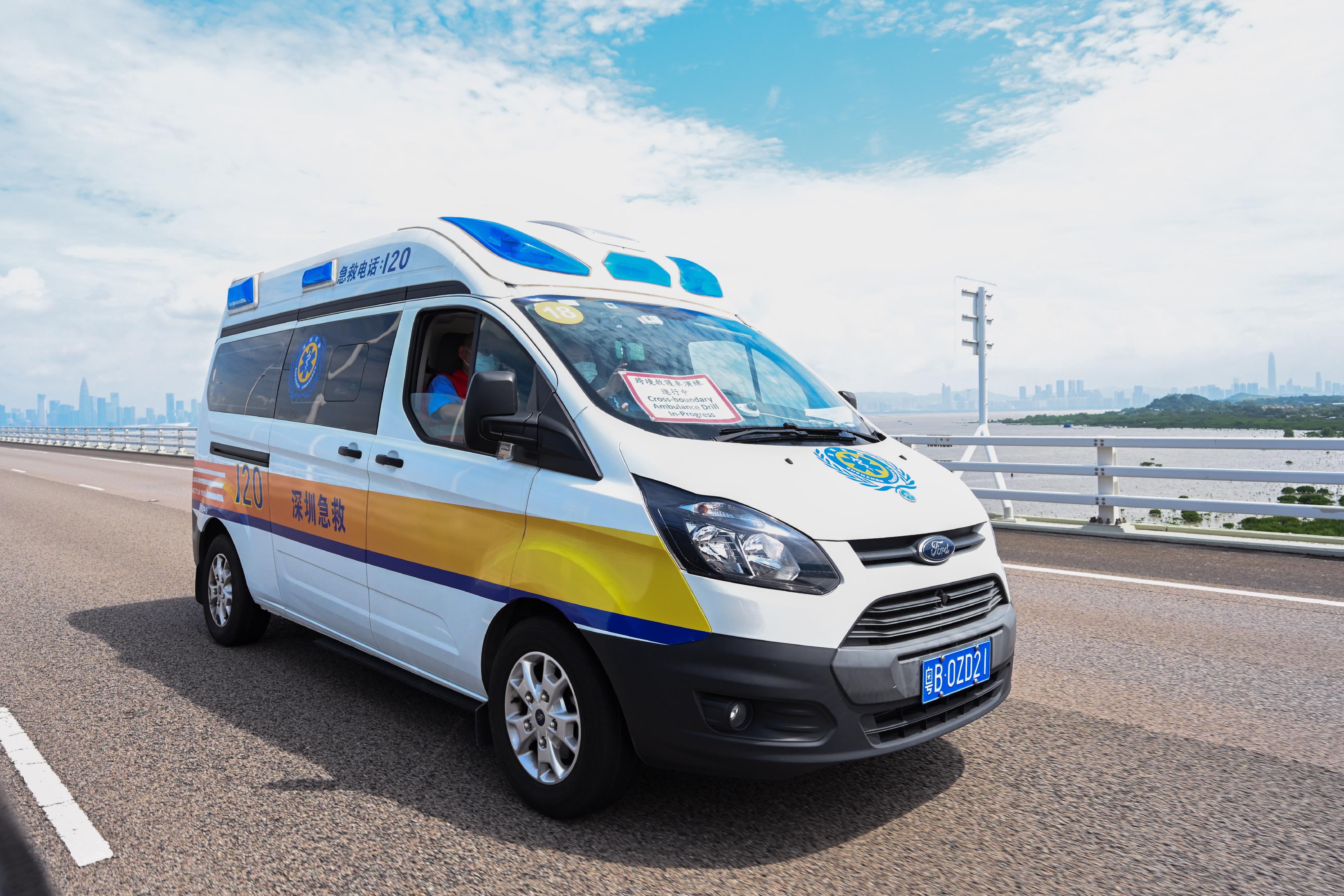 The Hong Kong Special Administrative Region Government conducted today (August 23) a drill for the Pilot Scheme for Direct Cross-boundary Ambulance Transfer in the Greater Bay Area in collaboration with the Guangdong Provincial Government and the Shenzhen Municipal Government. Photo shows the Shenzhen cross-boundary ambulance used for the drill heading to Tuen Mun Hospital via Shenzhen Bay Bridge.