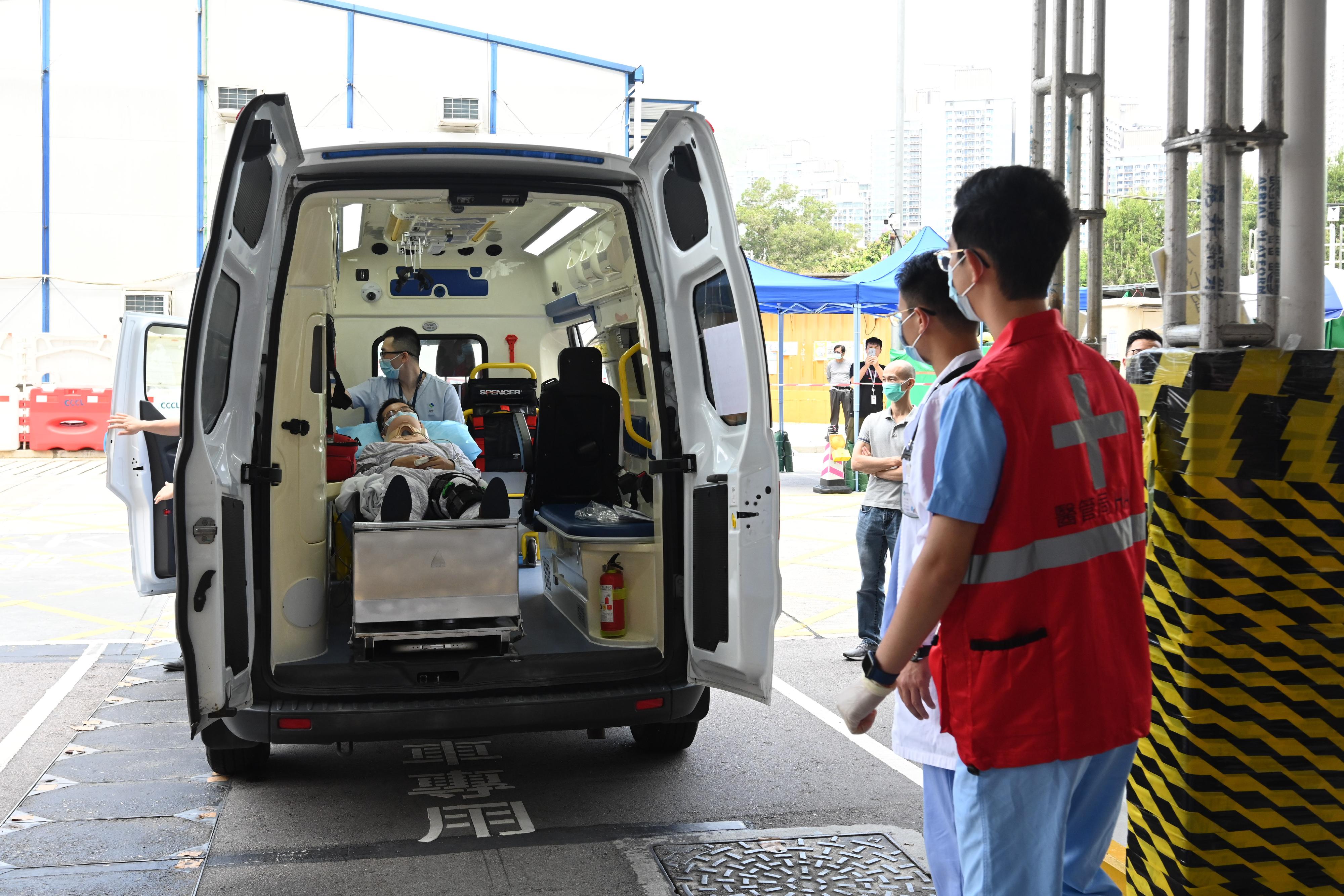 The Hong Kong Special Administrative Region Government conducted today (August 23) a drill for the Pilot Scheme for Direct Cross-boundary Ambulance Transfer in the Greater Bay Area in collaboration with the Guangdong Provincial Government and the Shenzhen Municipal Government. Photo shows healthcare personnel of Tuen Mun Hospital simulating the admission of a patient transferred from the University of Hong Kong - Shenzhen Hospital.