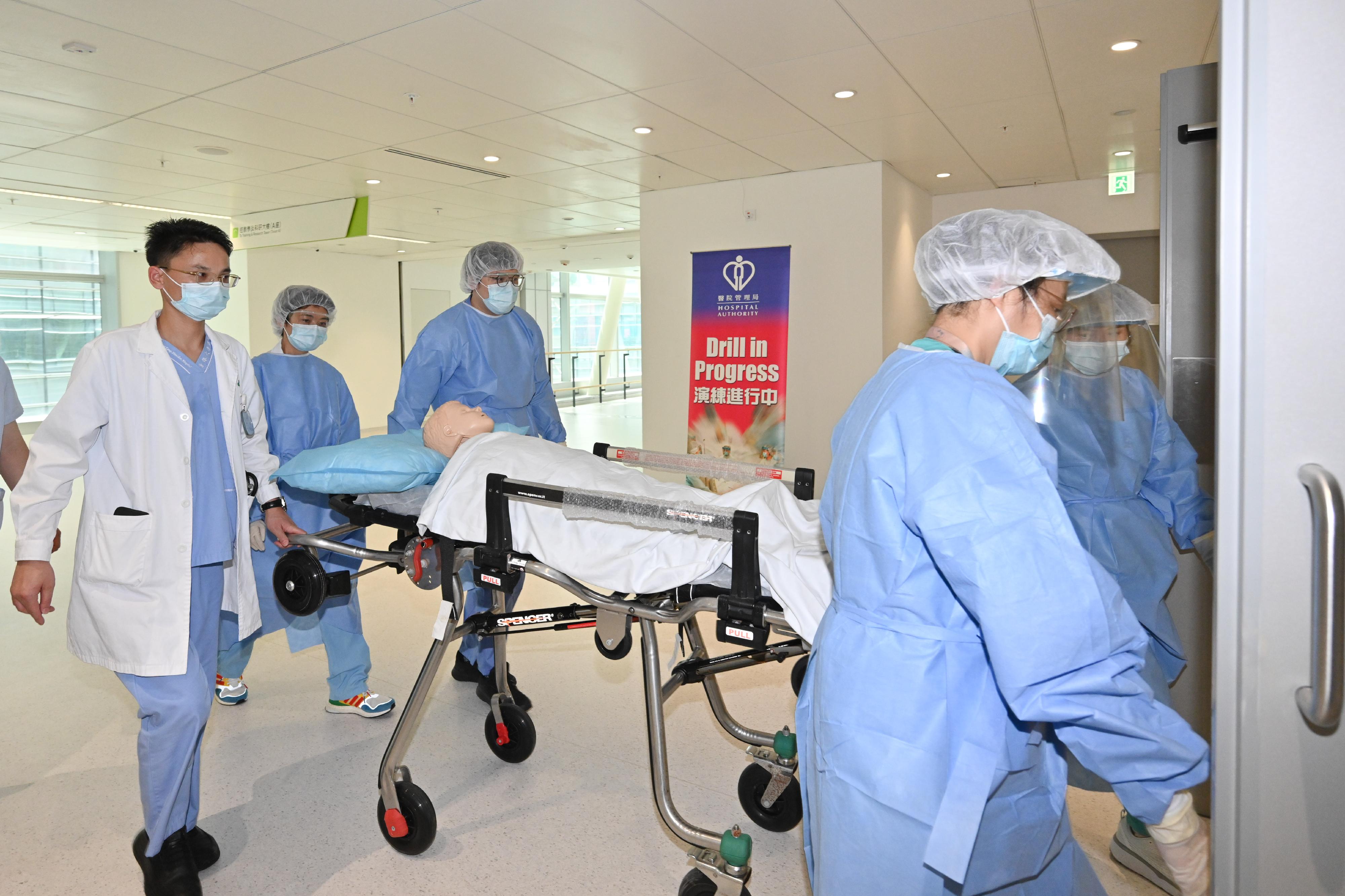 The Hong Kong Special Administrative Region Government conducted today (August 23) a drill for the Pilot Scheme for Direct Cross-boundary Ambulance Transfer in the Greater Bay Area in collaboration with the Guangdong Provincial Government and the Shenzhen Municipal Government. Photo shows healthcare personnel of Hong Kong Children’s Hospital simulating the admission of a child patient transferred by the Shenzhen cross-boundary ambulance.