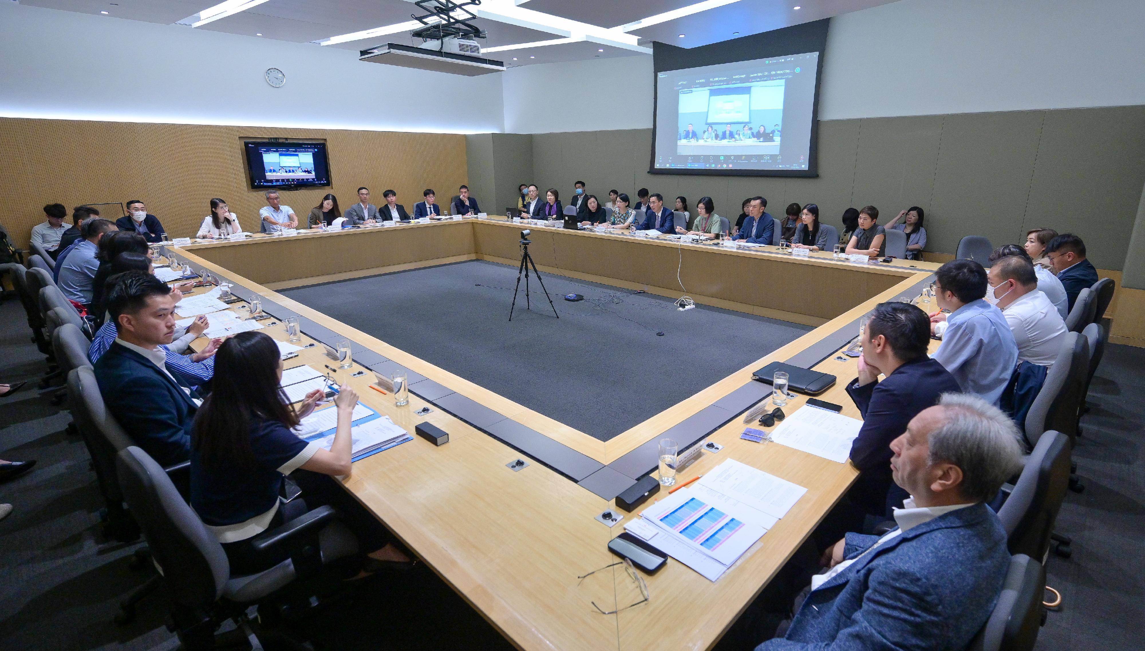 ​The Culture, Sports and Tourism Bureau convened a meeting today (August 23) to co-ordinate the preparations for visitor arrivals to Hong Kong during the Mainland's National Day Golden Week from October 1 to 7.
