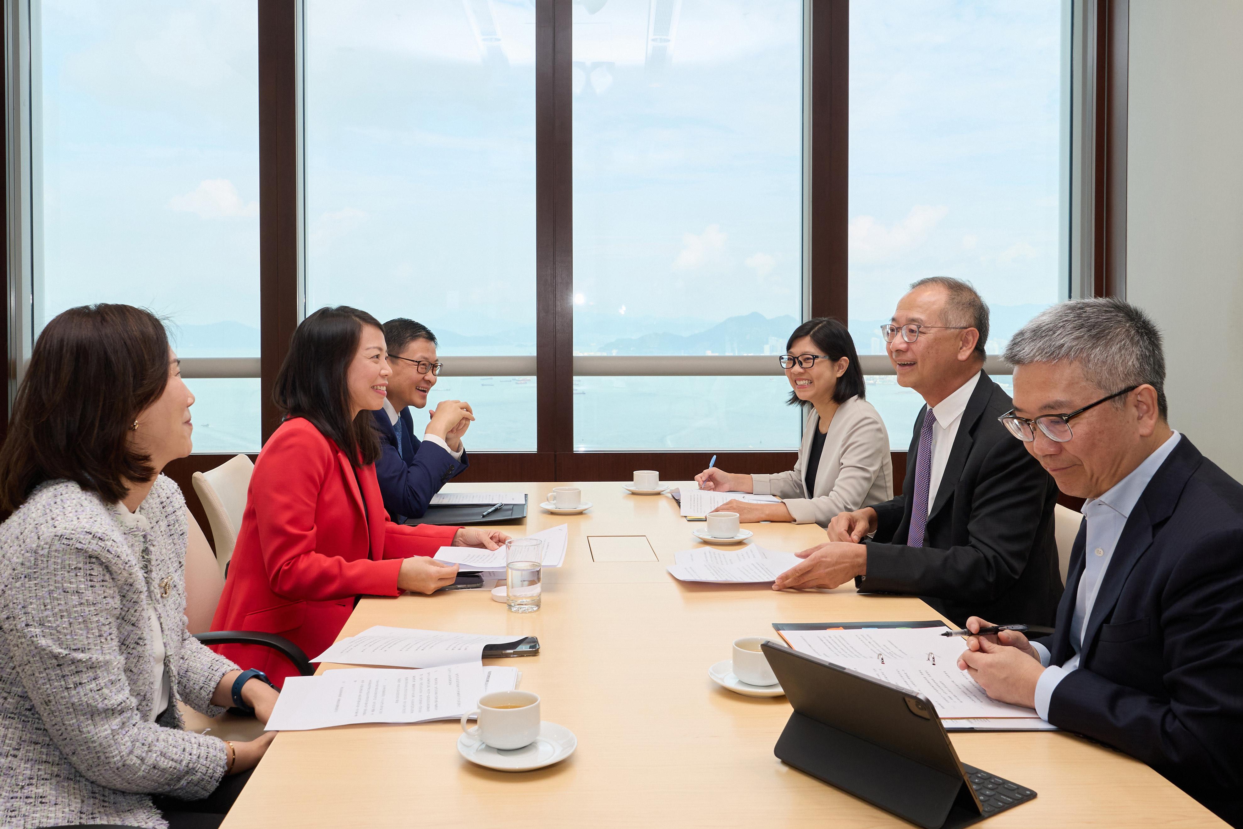 香港金融管理局（金管局）与香港银行公会三家主席银行的行政总裁今日（八月二十三日）会面。图为（左起）渣打银行香港兼大中华及北亚区行政总裁禤惠仪、香港银行公会主席暨滙丰香港区行政总裁林慧虹、中国银行（香港）副董事长兼总裁孙煜、金管局助理总裁（银行监理）朱立翘、金管局总裁余伟文和金管局副总裁阮国恒。