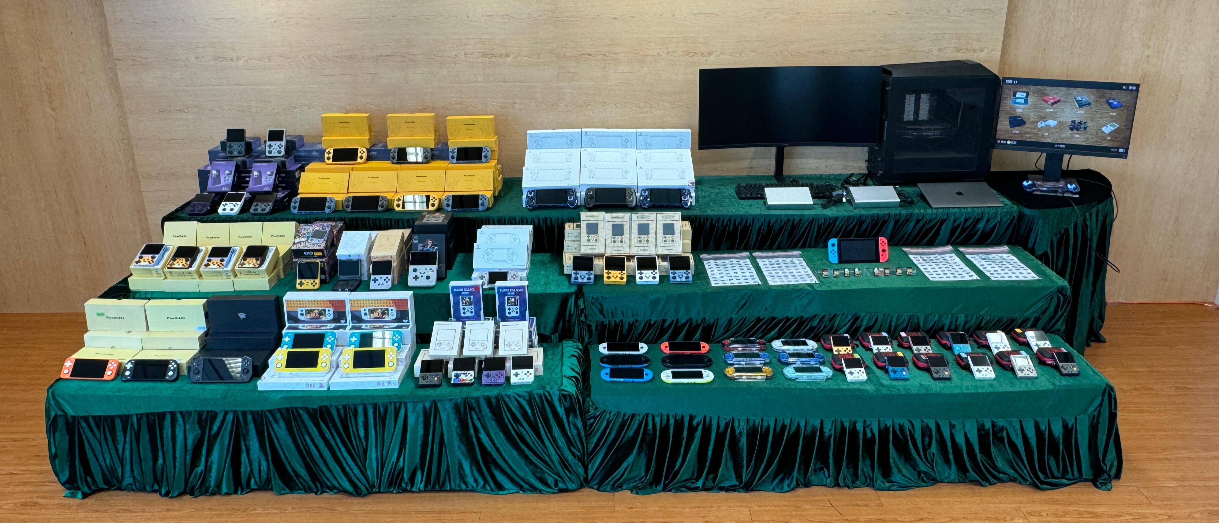 Hong Kong Customs conducted a nine-day special operation between August 14 and 22 to combat the online sale of game circumvention devices and infringing game consoles. A total of eight suspected circumvention devices, 640 sets of suspected infringing game consoles, about 200 SD cards containing suspected infringing games and a batch of computer equipment, with an estimated market value of about $1 million, were seized in the operation. Photo shows some of the suspected infringing items seized.