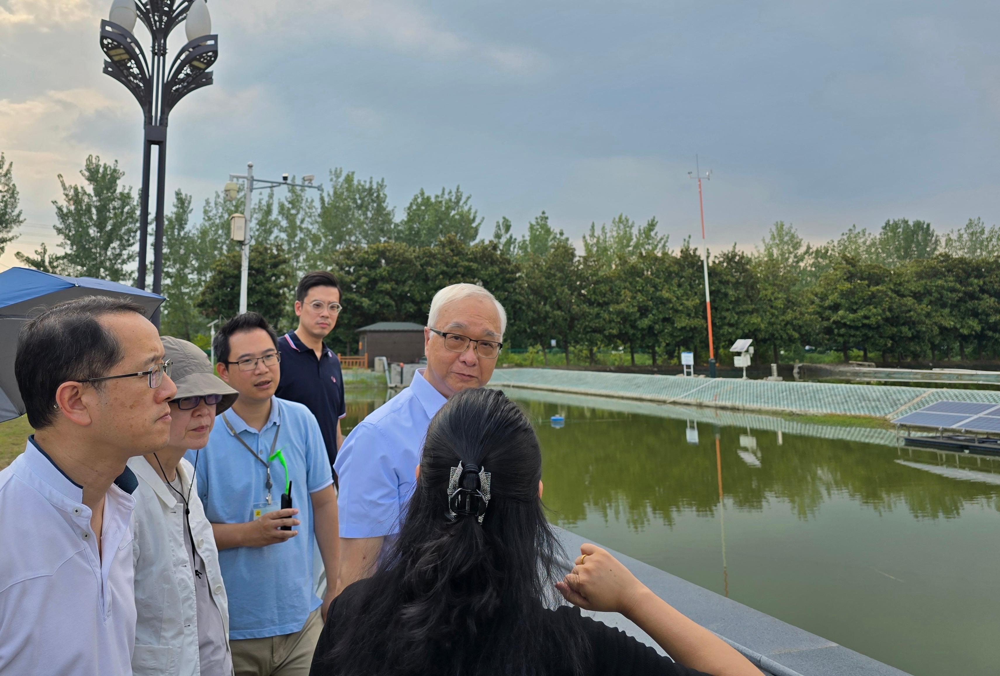 The Secretary for Environment and Ecology, Mr Tse Chin-wan, together with the Legislative Council Panel on Food Safety and Environmental Hygiene, visited an agricultural ecological development enterprise in Nanjing today (August 23). Photo shows Mr Tse (first right); the Chairman of the Panel, Mr Yang Wing-kit (third left), and members of the delegation being briefed by a staff member on their work in freshwater shrimp farming.