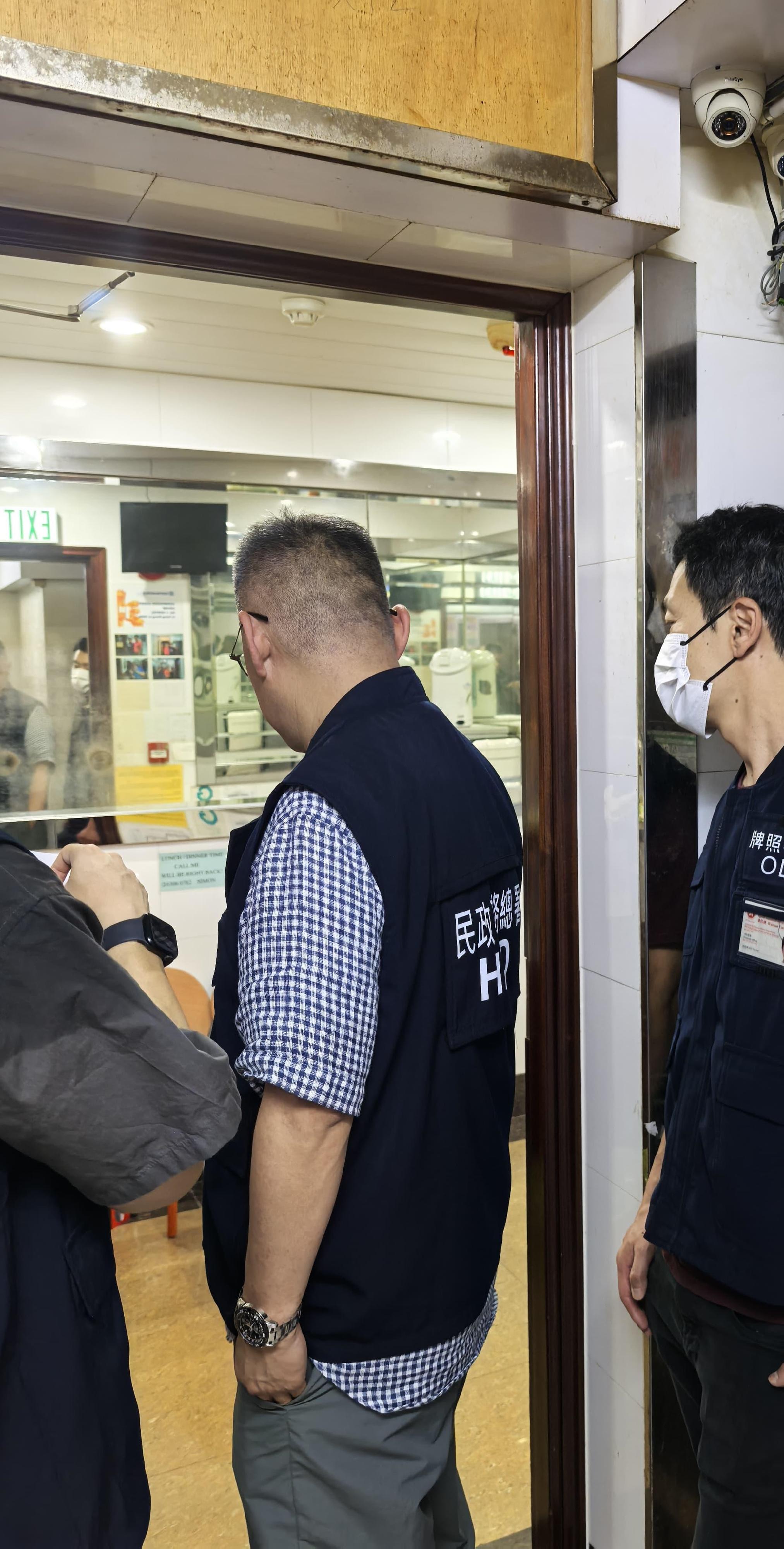 The Office of the Licensing Authority (OLA) of the Home Affairs Department conducted an operation codenamed "Star Catcher" from August 9 to 21 to inspect premises in Yau Tsim Mong, which were suspected of operating unlicensed guesthouses, and inspected licensed guesthouses. Photo shows OLA enforcement officers conducting inspections in a licensed guesthouse.
