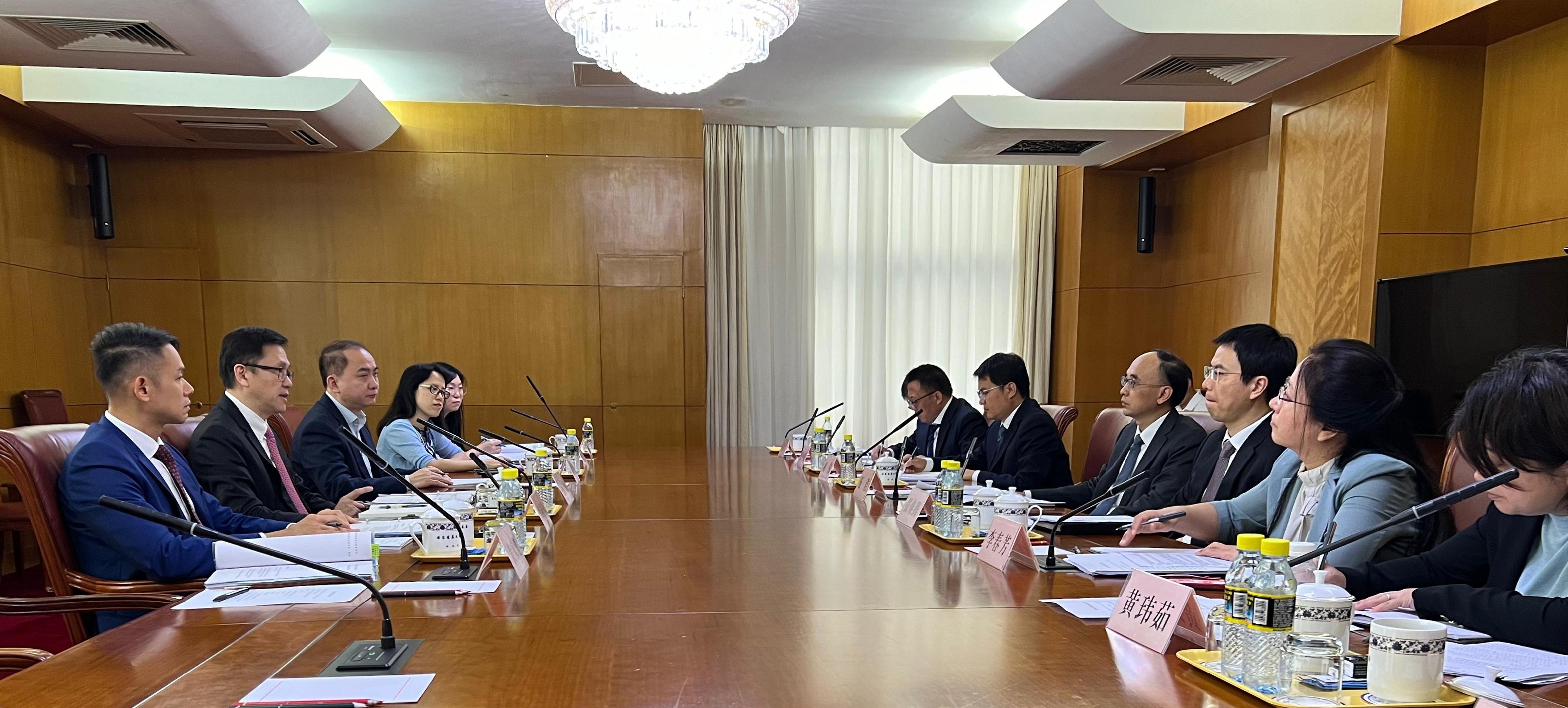 The Secretary for Innovation, Technology and Industry, Professor Sun Dong (second left), called on the Secretary General of the National Development and Reform Commission, Mr Wu Hao (fourth right), in Beijing today (August 23). Looking on is the Commissioner for Industry (Innovation and Technology), Dr Ge Ming (third left).