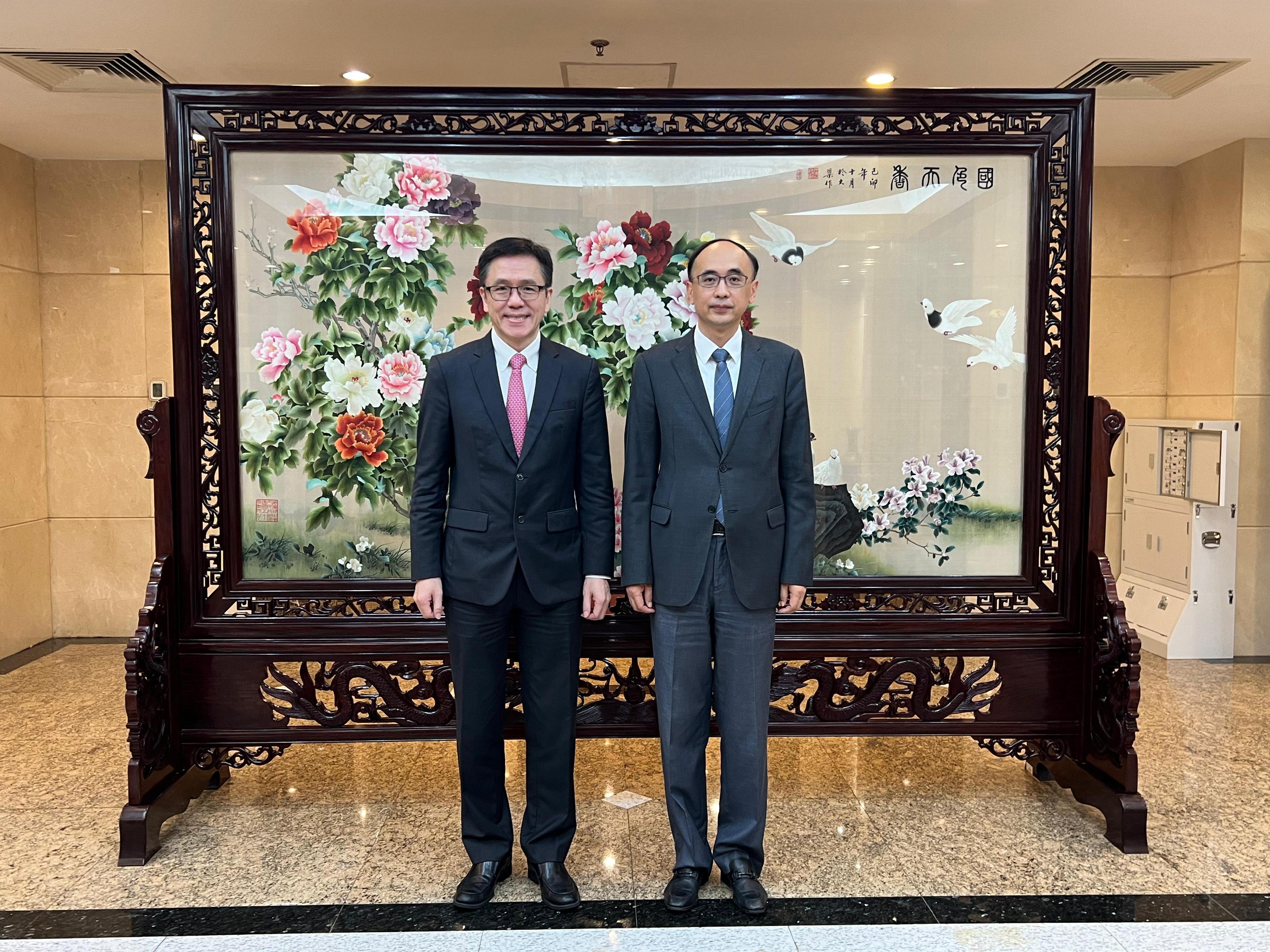 The Secretary for Innovation, Technology and Industry, Professor Sun Dong (left), called on the Secretary General of the National Development and Reform Commission, Mr Wu Hao (right), in Beijing today (August 23).