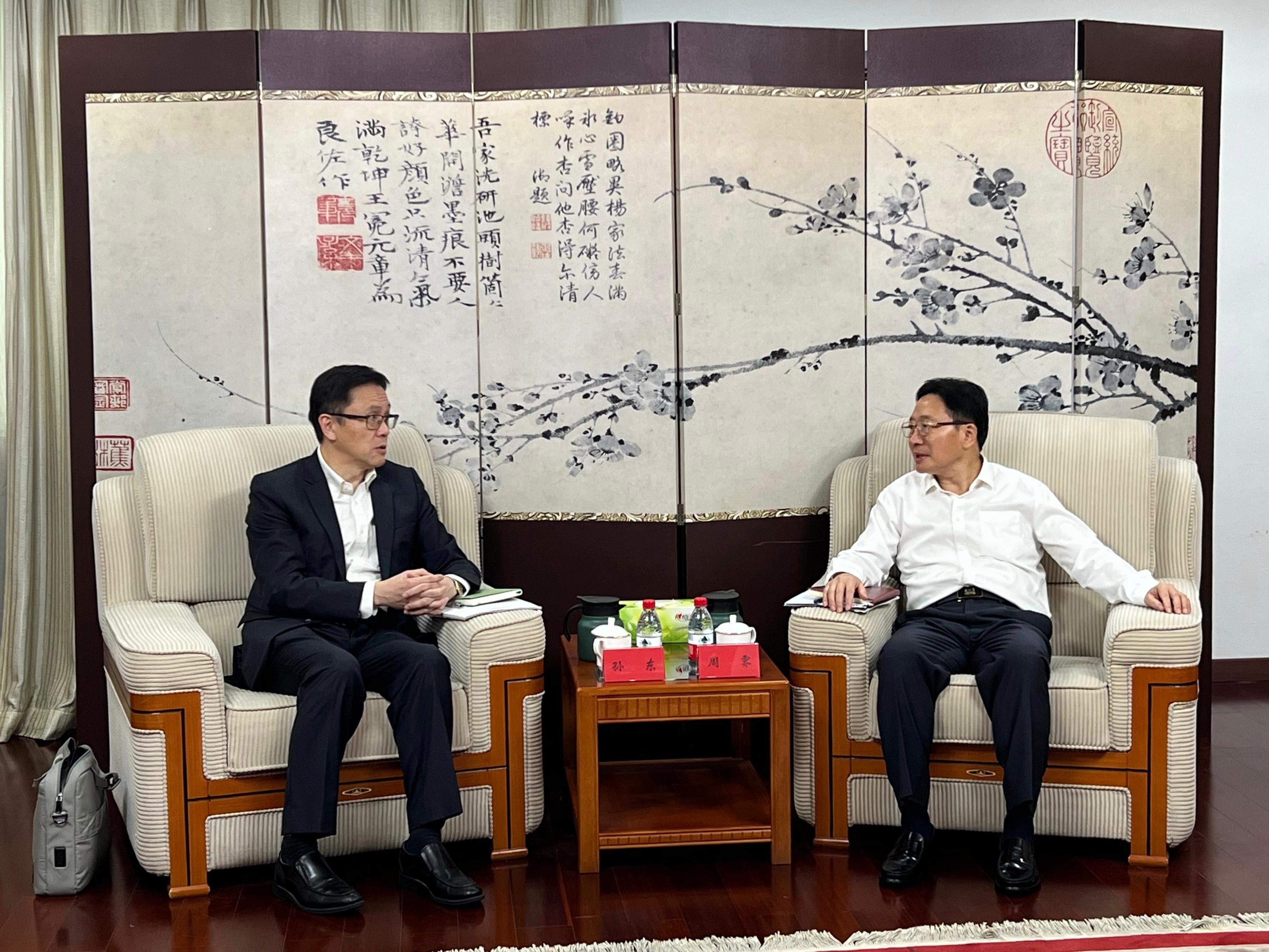 The Secretary for Innovation, Technology and Industry, Professor Sun Dong (left), called on the Executive Deputy Director of the Hong Kong and Macao Affairs Office of the State Council, Mr Zhou Ji (right), in Beijing today (August 23).