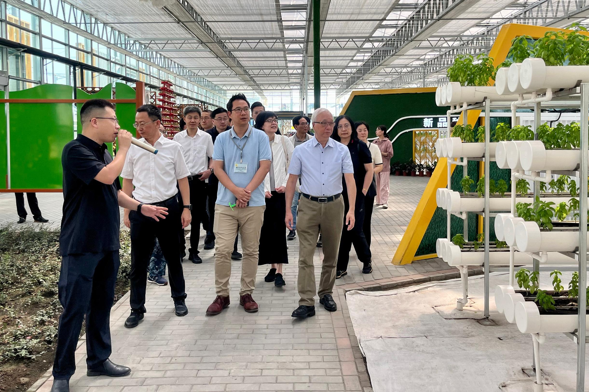 The delegation of the Legislative Council Panel on Food Safety and Environmental Hygiene continued its duty visit to Yangzhou and Nanjing today (August 23). Photo shows the delegation visiting Jiangdu Modern Agricultural Industry Demonstration Park.
