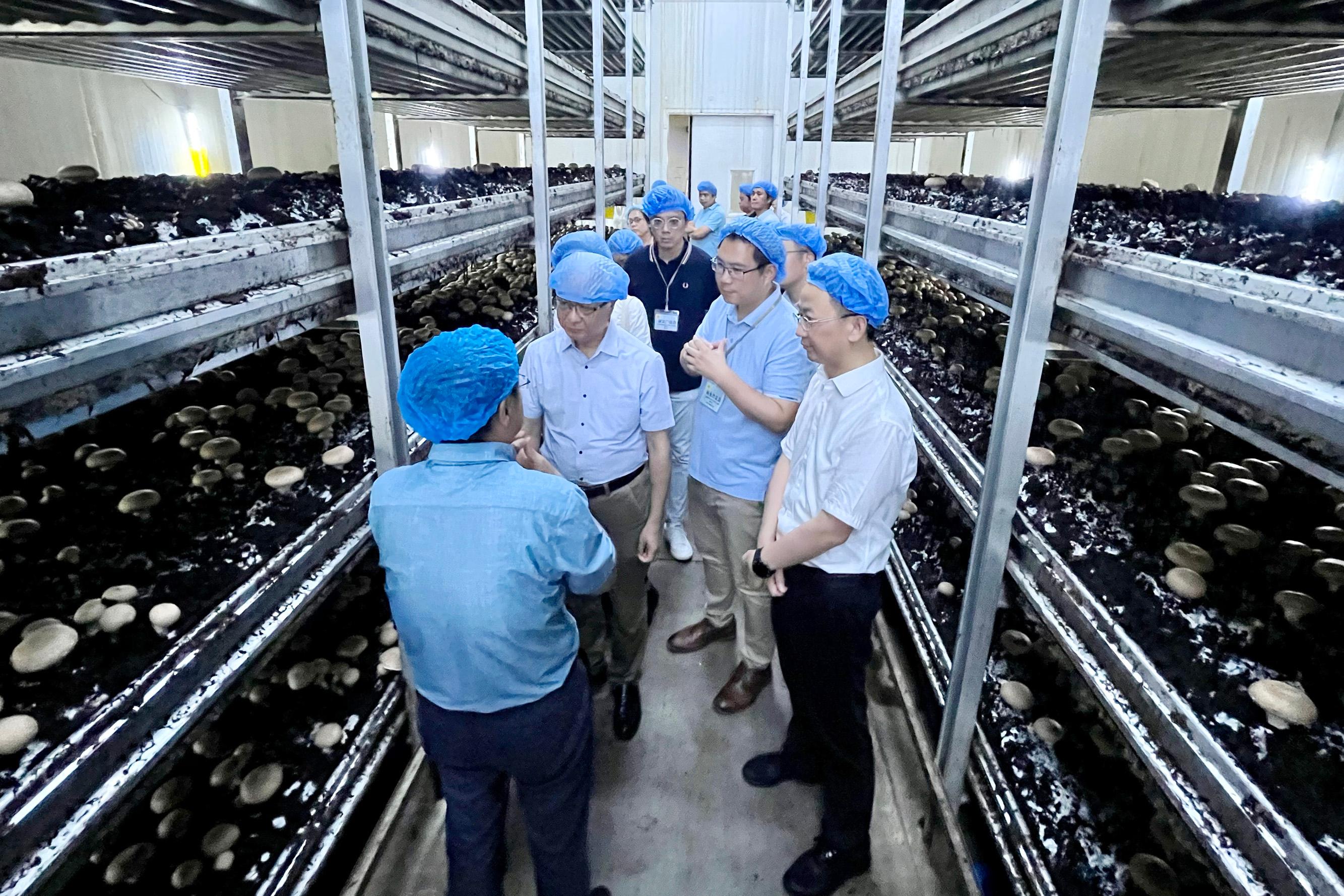 The delegation of the Legislative Council Panel on Food Safety and Environmental Hygiene continued its duty visit to Yangzhou and Nanjing today (August 23). Photo shows the delegation visiting Yangzhou Aojite Biotechnology Corp., Ltd.
