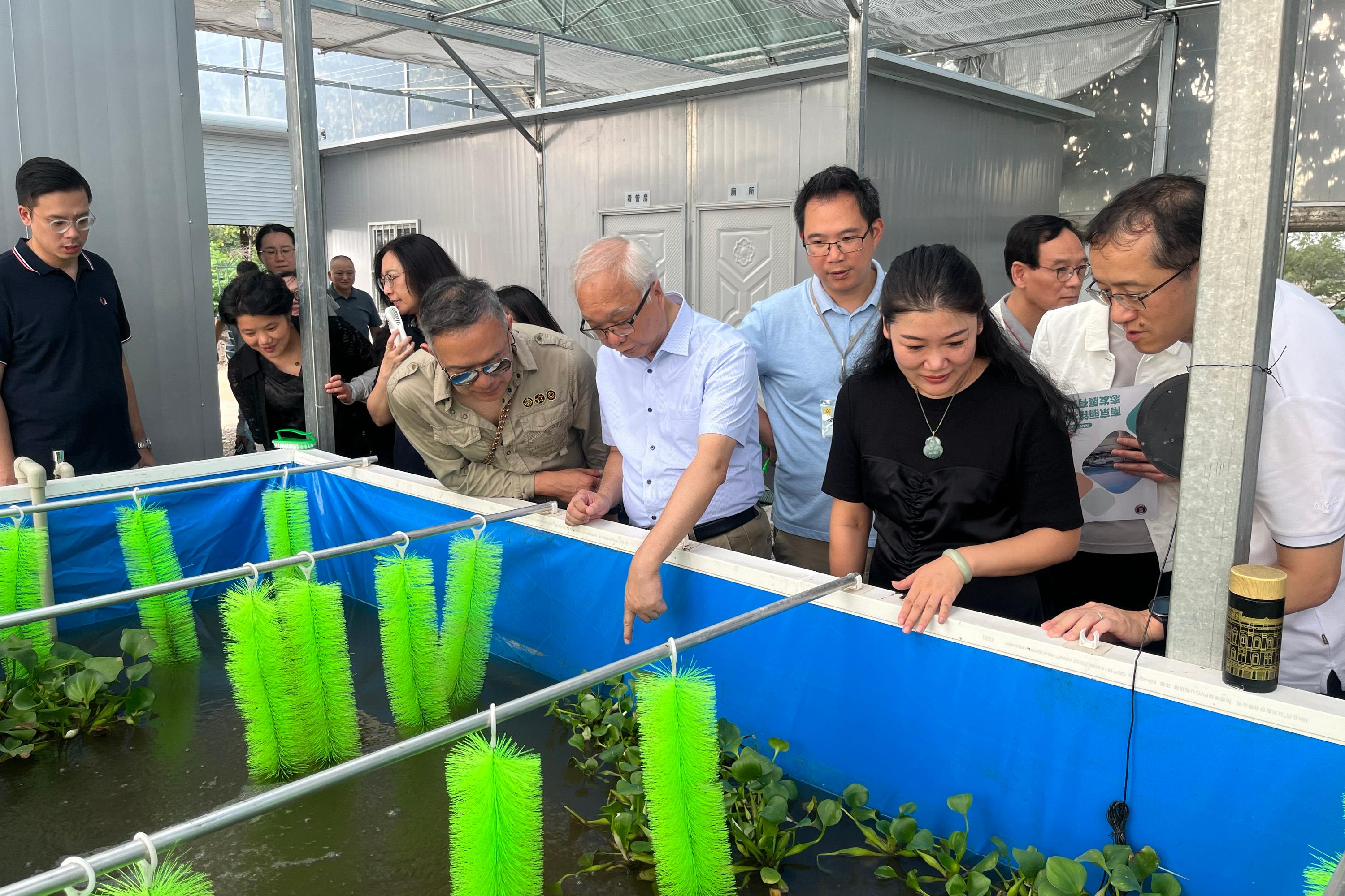 立法会食物安全及环境卫生事务委员会考察团今日（八月二十三日）继续在扬州及南京进行职务考察。图示考察团参观南京丽铭农业生态发展有限公司。
