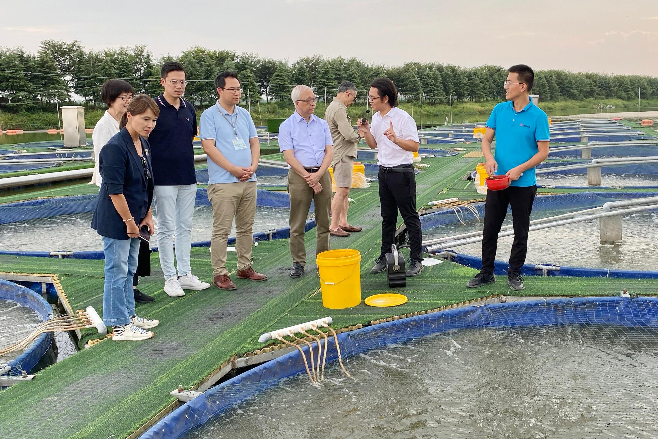 立法会食物安全及环境卫生事务委员会考察团今日（八月二十三日）继续在扬州及南京进行职务考察。图示食物安全及环境卫生事务委员会主席杨永杰（左四）、食物安全及环境卫生事务委员会副主席梁文广（左三）、其他立法会议员和环境及生态局局长谢展寰（左五）参观南京通威水产科技有限公司。
