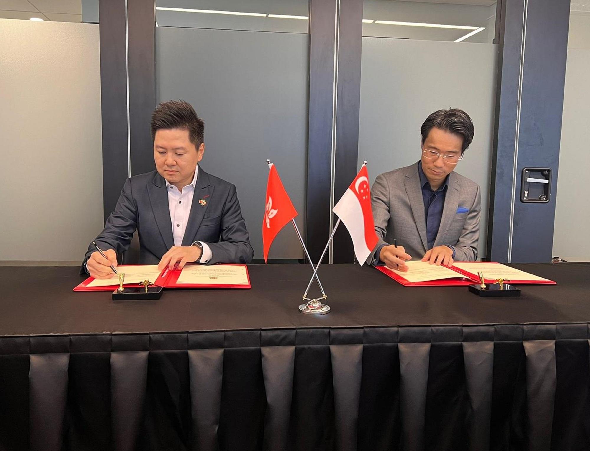 The Director of Health, Dr Ronald Lam, led a delegation from the Centre for Health Protection (CHP) of the Department of Health to Singapore and started a three-day visit on August 22. Photo shows the Controller of the CHP, Dr Edwin Tsui (left), signing a Memorandum of Understanding on the prevention and control of communicable diseases with the Executive Director of the interim Communicable Diseases Agency of Singapore, Professor Vernon Lee (right).