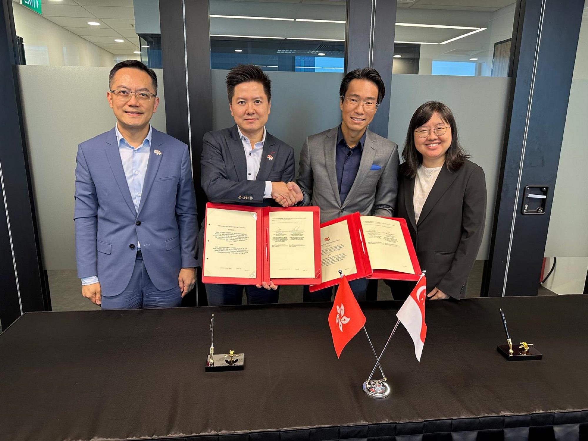 The Director of Health, Dr Ronald Lam, led a delegation from the Centre for Health Protection (CHP) of the Department of Health to Singapore and started a three-day visit on August 22. Photo shows Dr Lam (first left), the Controller of the CHP, Dr Edwin Tsui (second left), and the Executive Director of the interim Communicable Diseases Agency of Singapore, Professor Vernon Lee (second right), after the signing ceremony of the Memorandum of Understanding on the prevention and control of communicable diseases.