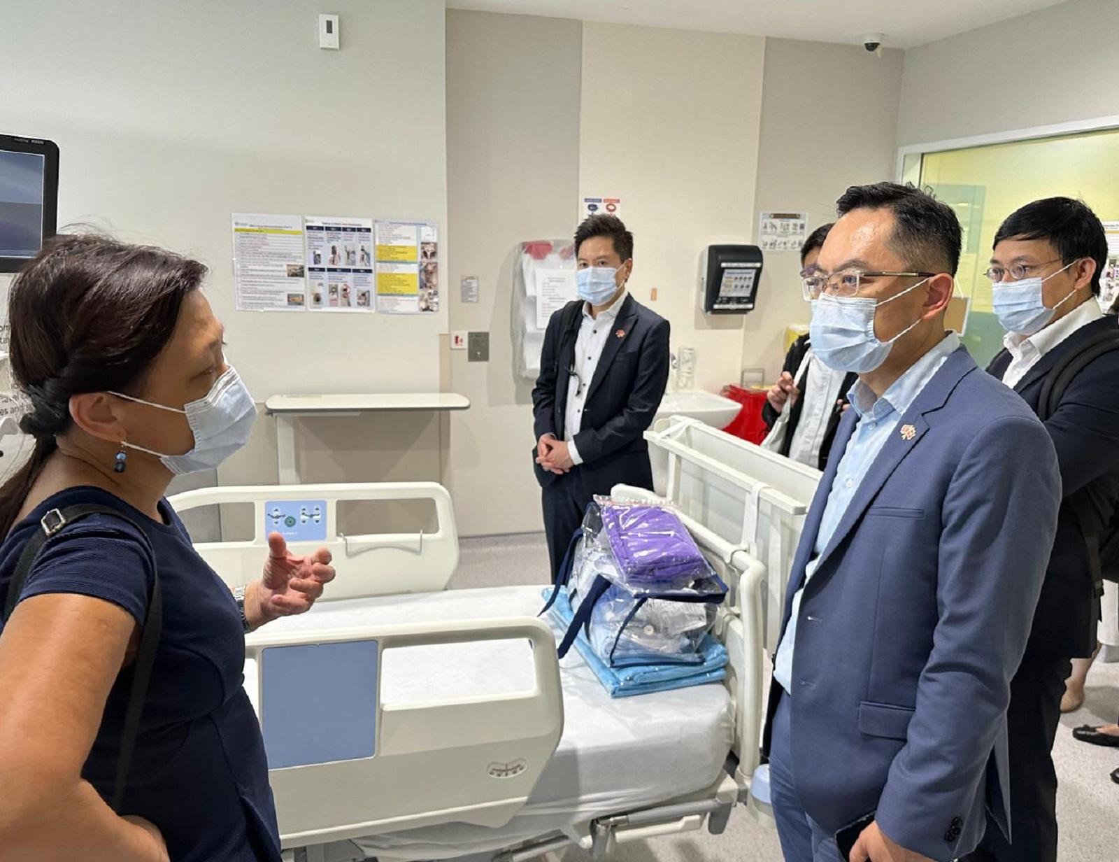 The Director of Health, Dr Ronald Lam, led a delegation from the Centre for Health Protection (CHP) of the Department of Health to Singapore and started a three-day visit on August 22. Photo shows Dr Lam (second right), and the Controller of the CHP, Dr Edwin Tsui (third right), visiting the National Centre for Infectious Diseases and touring the High Level Isolation Unit to learn more about isolation facilities in Singapore.