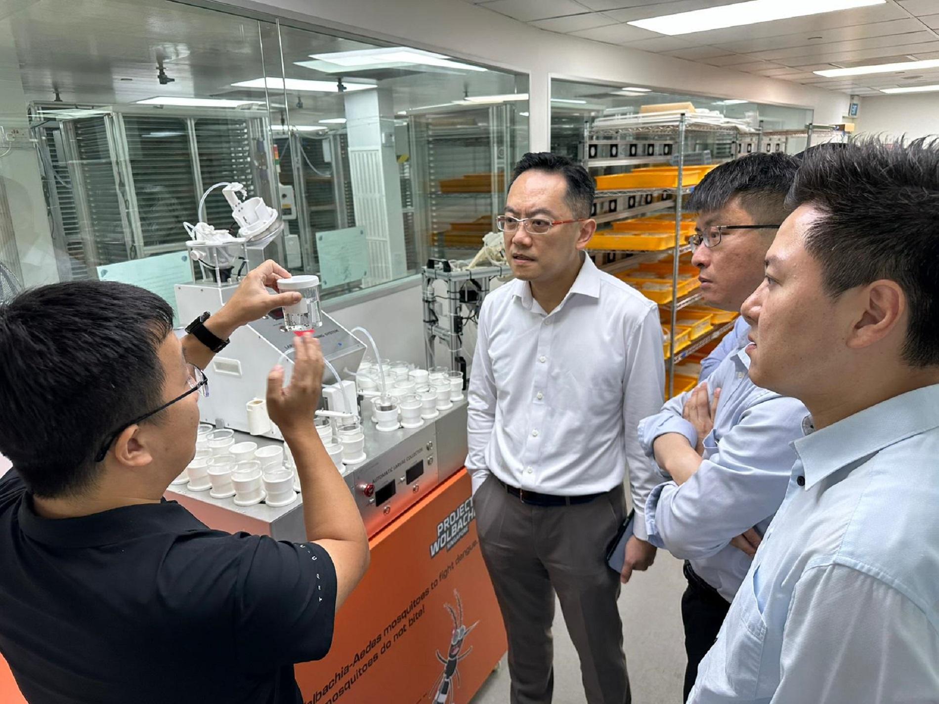 The Director of Health, Dr Ronald Lam, led a delegation from the Centre for Health Protection (CHP) of the Department of Health to Singapore and started a three-day visit on August 22. Photo shows Dr Lam (third right) and the Controller of the CHP, Dr Edwin Tsui (first right), visiting the National Environment Agency and touring around its laboratory to listen to the details of the Project Wolbachia in Singapore and understand more about their prevention and control of mosquito-borne diseases strategies.