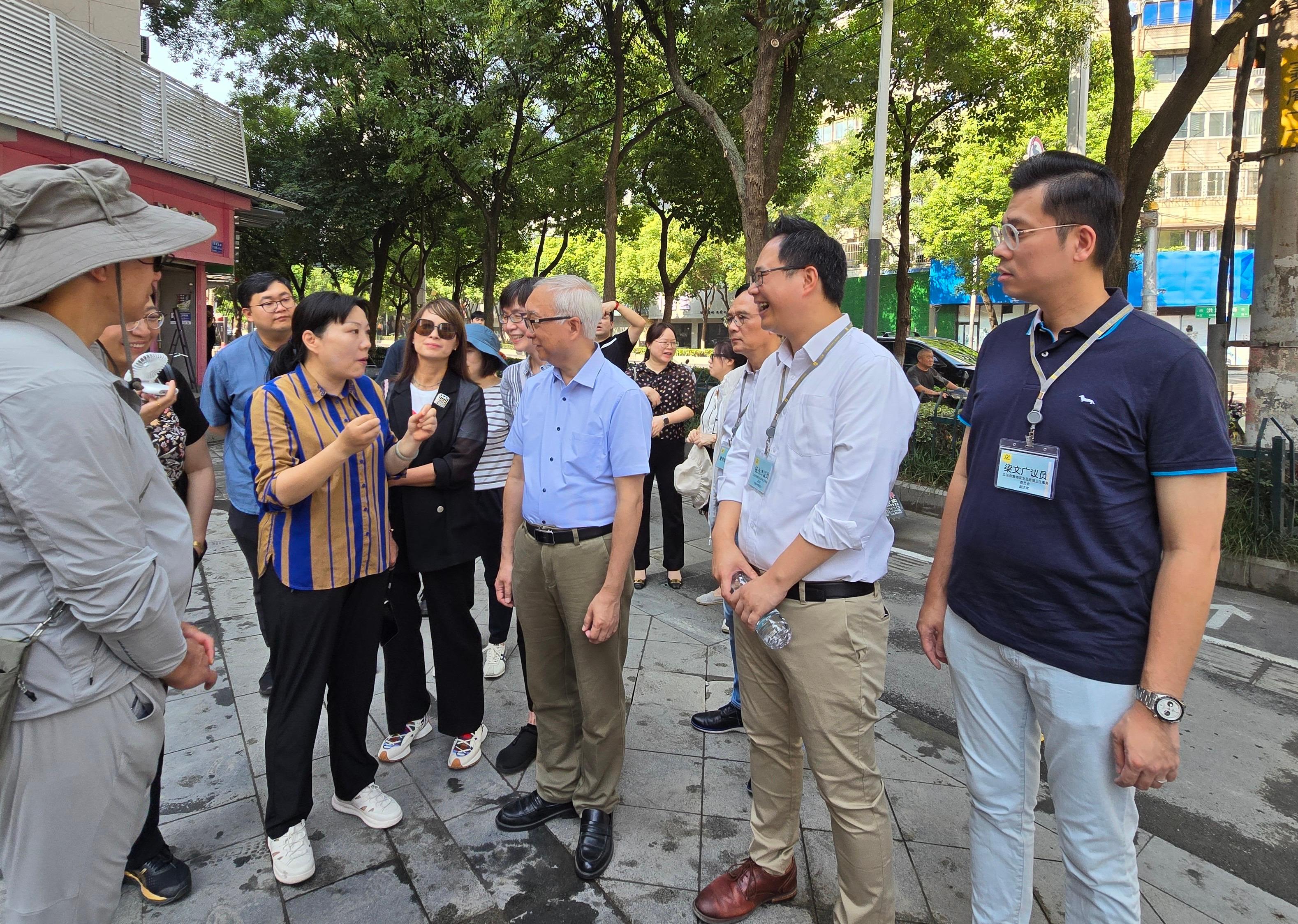 The Secretary for Environment and Ecology, Mr Tse Chin-wan, together with the Legislative Council Panel on Food Safety and Environmental Hygiene, visited Hongmiao area in Xuanwu District of Nanjing today (August 24). Photo shows Mr Tse (front row, third right); the Chairman of the Legislative Council Panel on Food Safety and Environmental Hygiene, Mr Yang Wing-kit (front row, second right), and members of the delegation being briefed by a personnel on their work in urban management.