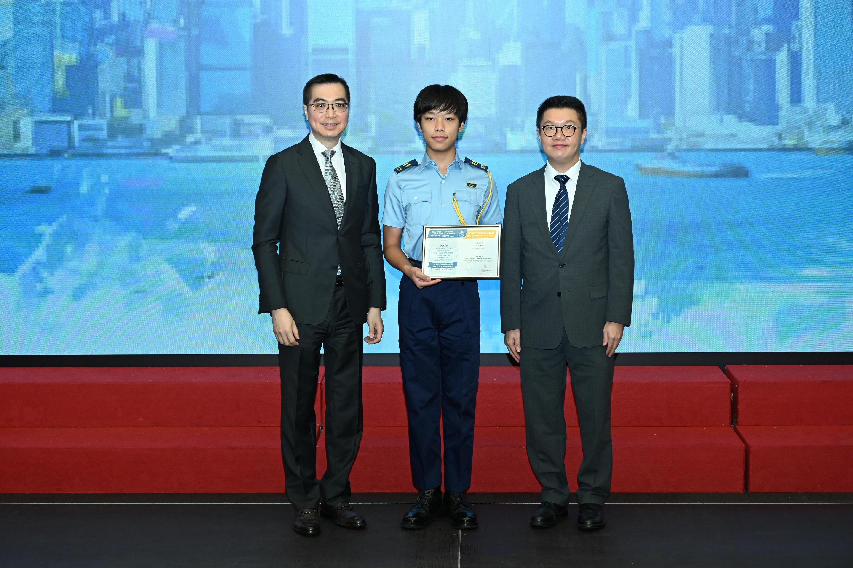 The Civil Aid Service Cadet Corps National Education Exchange Programme Sharing Forum 2024 and Census and Statistics Department Technical Talk was held today (August 24). Photo shows the Commissioner for Census and Statistics, Mr Leo Yu (left), presenting a prize to a cadet with the best performance in the exchange programmes.