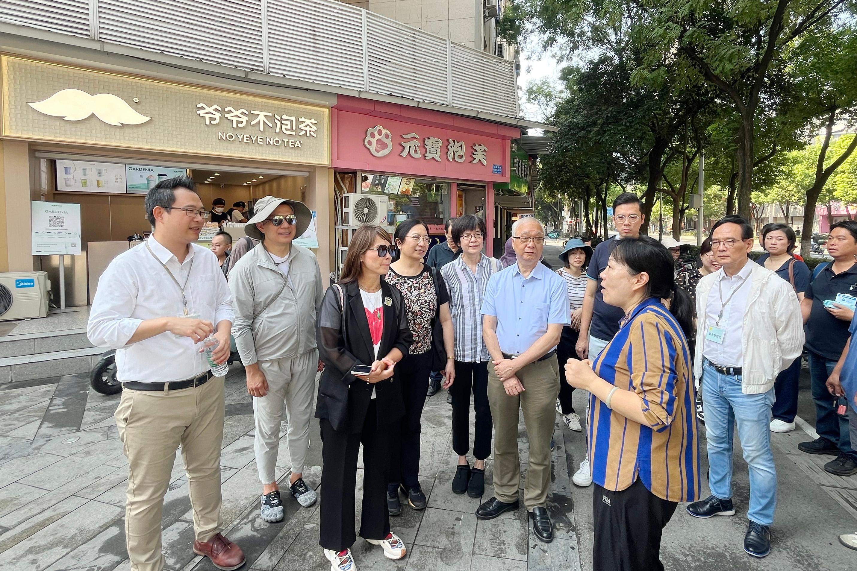 立法会食物安全及环境卫生事务委员会考察团今日（八月二十四日）结束在南京及扬州的职务考察。图示食物安全及环境卫生事务委员会主席杨永杰（前排左一）、食物安全及环境卫生事务委员会副主席梁文广（前排左七）、其他立法会议员和环境及生态局局长谢展寰（前排左六）参观南京玄武区红庙街区。
