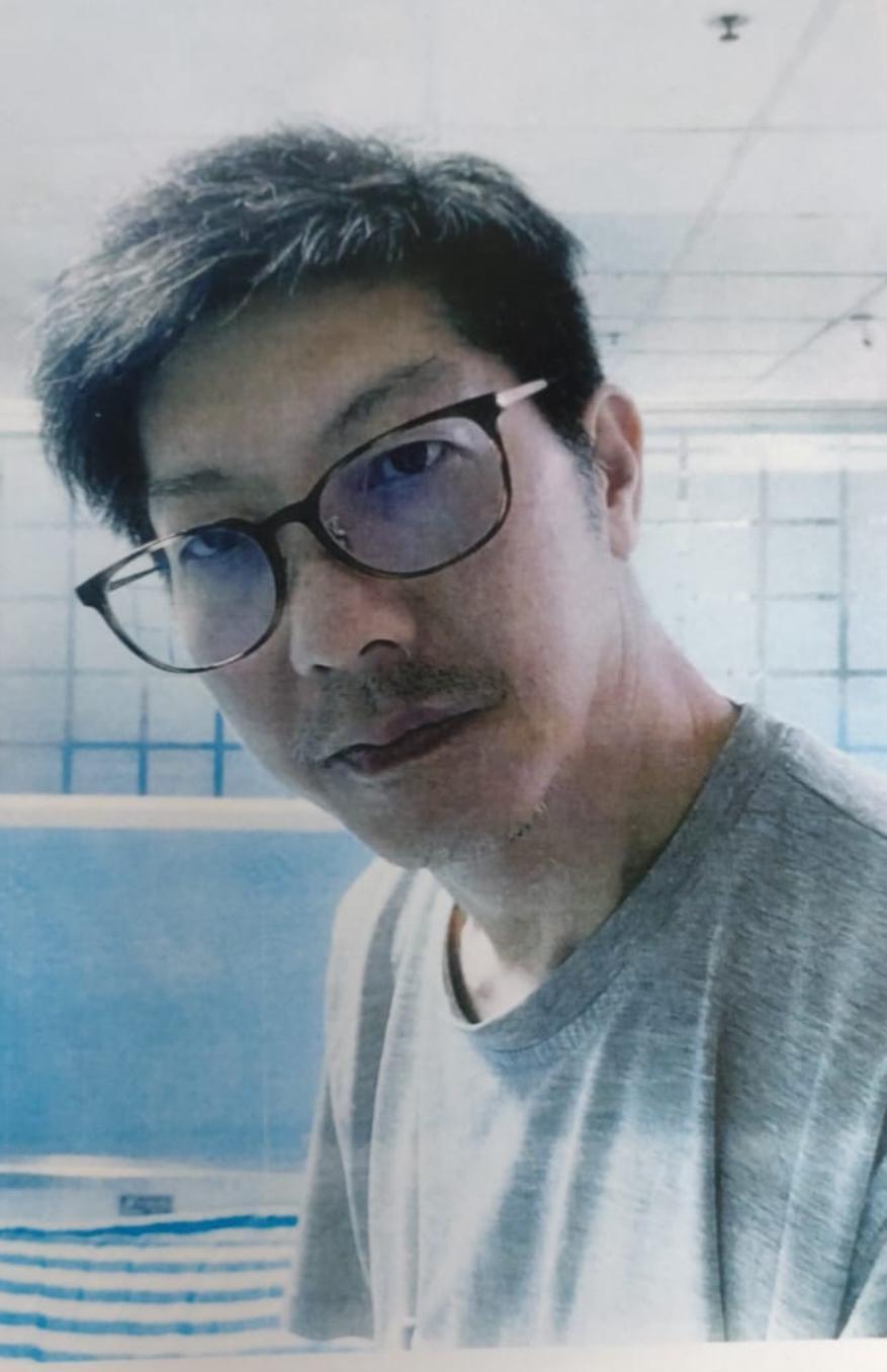 Leung Pak-king, aged 59, is about 1.83 metres tall, 58 kilograms in weight and of thin build. He has a pointed face with yellow complexion and short black hair. He was last seen wearing a pair of black-rimmed glasses, a grey short-sleeved T-shirt, grey shorts and blue slippers.