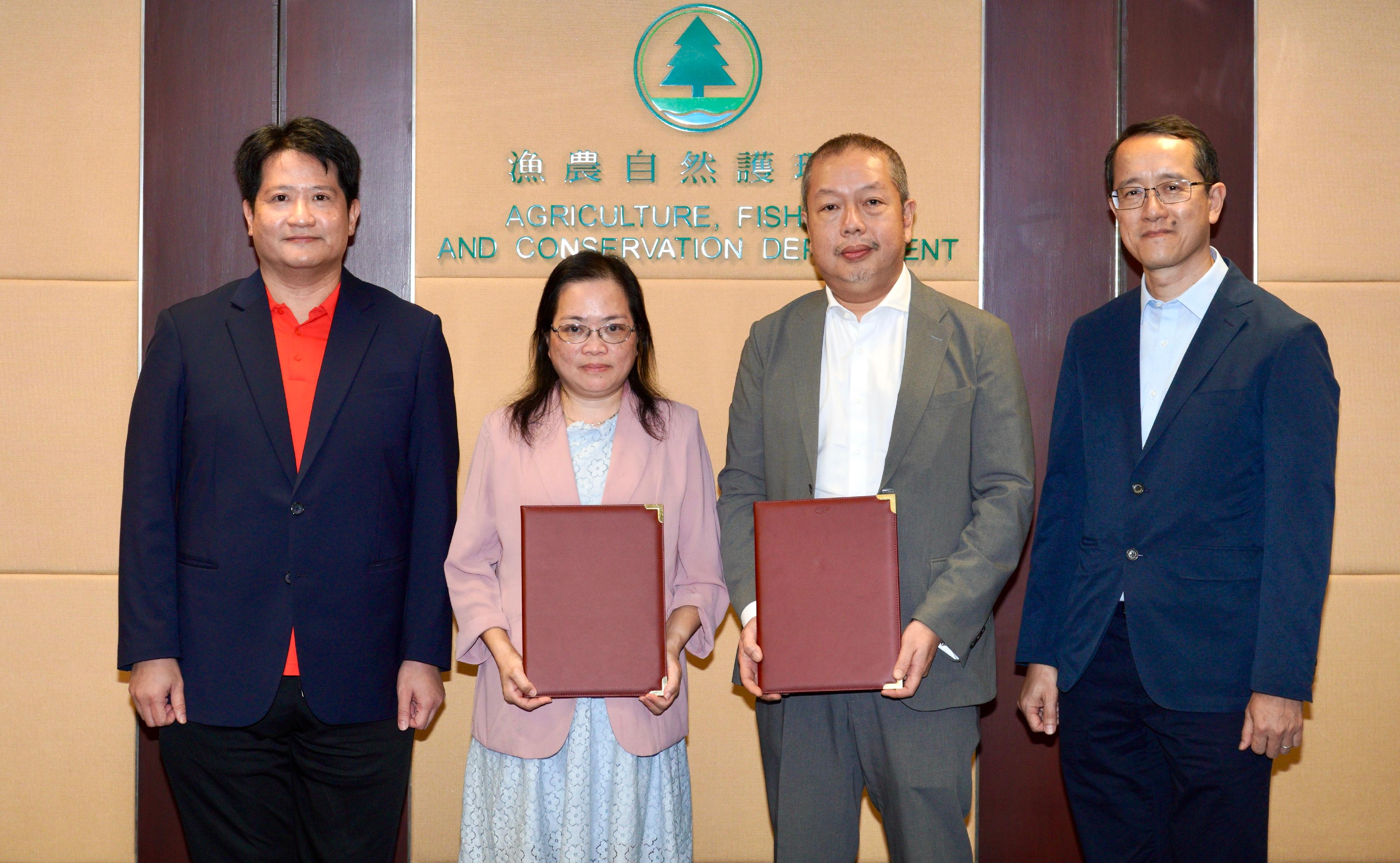 The Agriculture, Fisheries and Conservation Department (AFCD) signed a Memorandum of Understanding (MoU) today (August 26) with the Hong Kong Fishermen Consortium (HKFC) to launch a commercially operating aquaculture trial project at the modern mariculture demonstration farm at the Tung Lung Chau fish culture zone. Photo shows the Deputy Director of Agriculture, Fisheries and Conservation, Mr Patrick Lai (first right); the Assistant Director (Fisheries and Marine Conservation) of the AFCD, Dr Jim Chu (second right); the Executive Chairman of the HKFC, Mr Chan Pok-chi (first left); and the Vice Chairman of the HKFC, Ms Lau Kam-fung (second left), after the MoU signing.