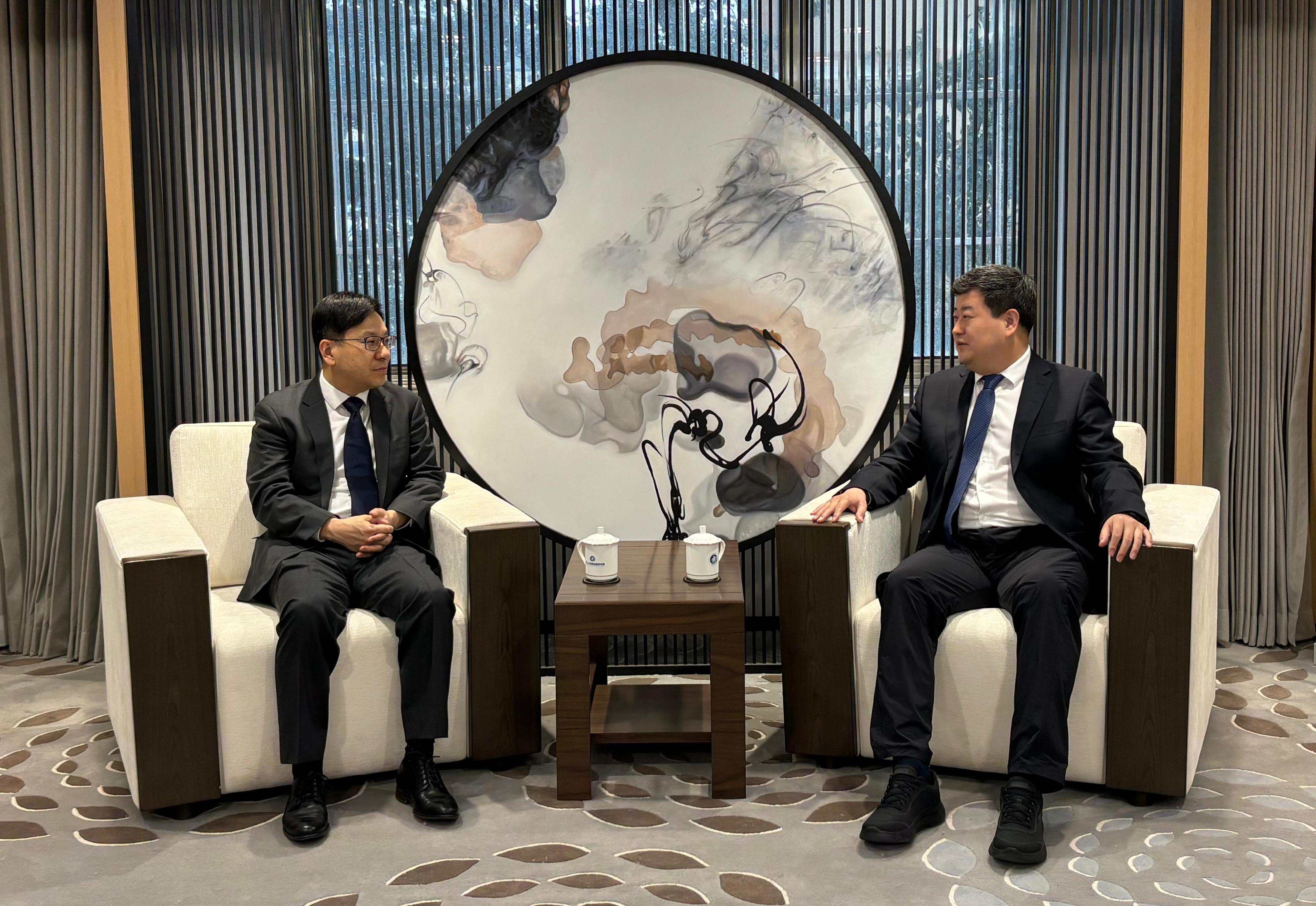 The Secretary for Labour and Welfare, Mr Chris Sun, today (August 26) began his Beijing visit. The Permanent Secretary for Labour and Welfare, Ms Alice Lau, also joined the visit. Photo shows Mr Sun (left) meeting with the Director of the Beijing Municipal Talent Work Bureau, Mr Zhang Ruobing (right), before the signing ceremony of the Memorandum of Understanding on deepening talent exchanges and co-operation among Beijing, Hong Kong and Macao.