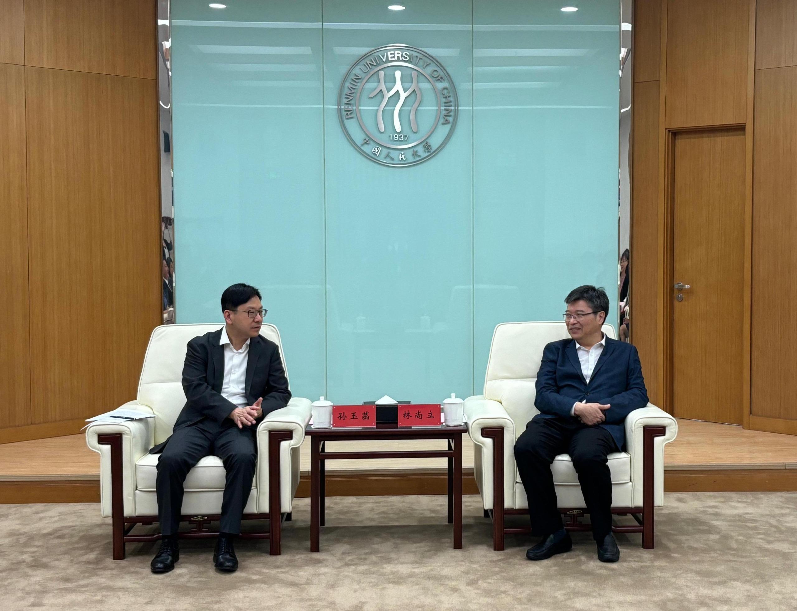 The Secretary for Labour and Welfare, Mr Chris Sun, today (August 26) began his Beijing visit. The Permanent Secretary for Labour and Welfare, Ms Alice Lau, also joined the visit. Photo shows Mr Sun (left) meeting with the President of Renmin University of China, Professor Lin Shangli (right).