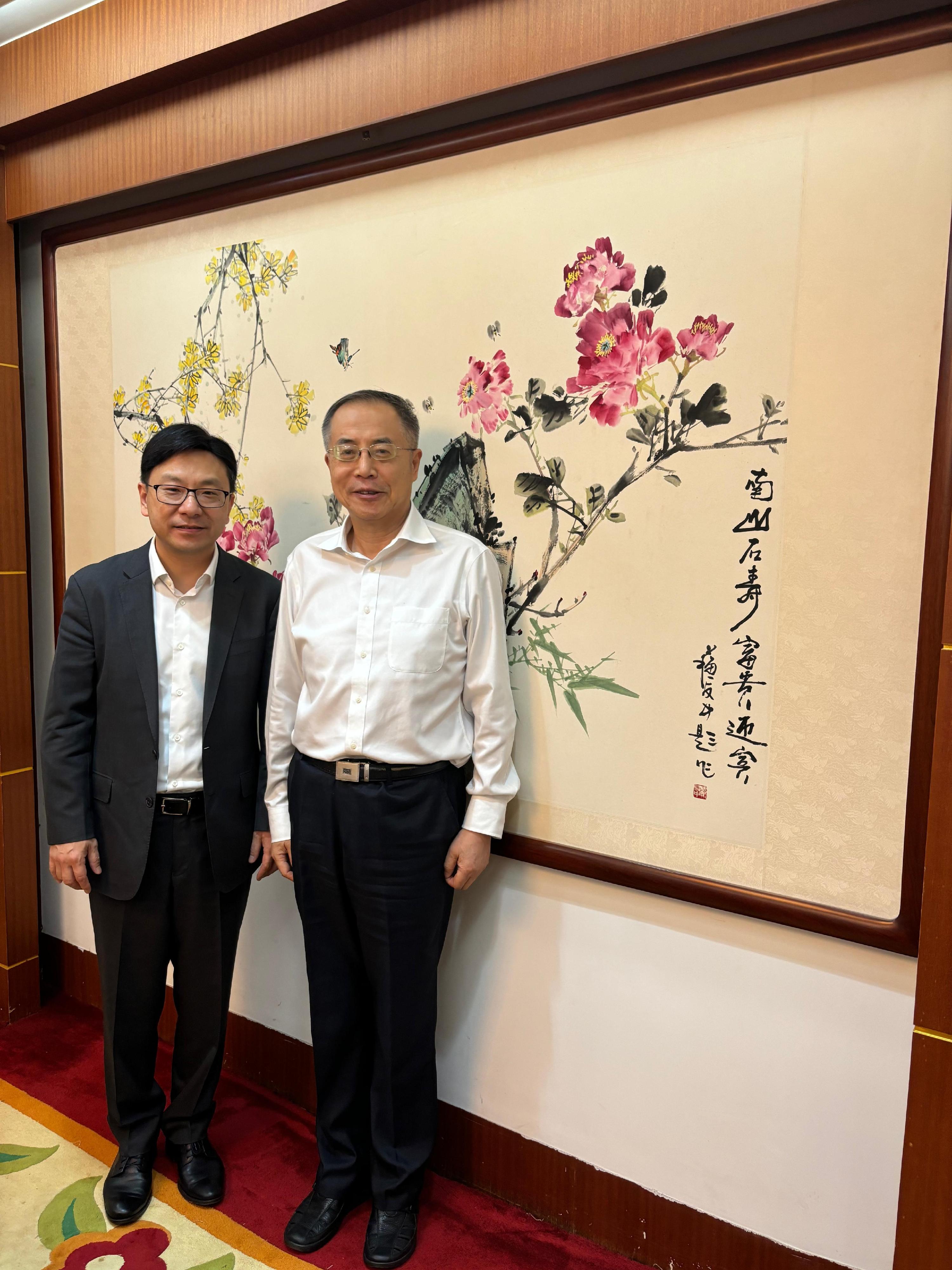 The Secretary for Labour and Welfare, Mr Chris Sun, today (August 26) began his Beijing visit. The Permanent Secretary for Labour and Welfare, Ms Alice Lau, also joined the visit. Photo shows Mr Sun (left) meeting with the Executive Vice-President and Secretary-General of the China Enterprise Confederation, Mr Zhu Hongren (right).