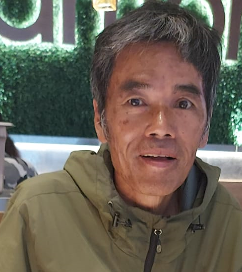 Lo Shui-ping, aged 65, is about 1.65 metres tall, 60 kilograms in weight and of thin build. He has a pointed face with yellow complexion and short black hair. He was last seen wearing a black short-sleeved T-shirt, blue and white checkered shorts and dark blue slippers.