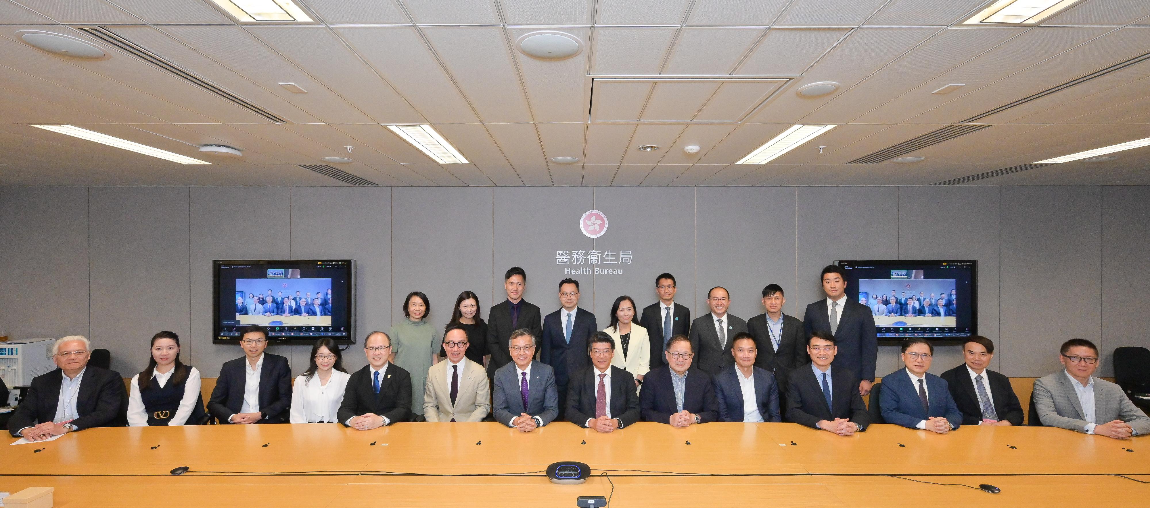 Following the official establishment of the Primary Healthcare Commission on July 15, the Commissioner for Primary Healthcare, Dr Pang Fei-chau, chaired the first meeting of the Primary Healthcare Committee today (August 26). Photo shows Dr Pang (front row, seventh right), Deputy Secretary for Health Mr Eddie Lee (back row, fourth left) and other members before the meeting.