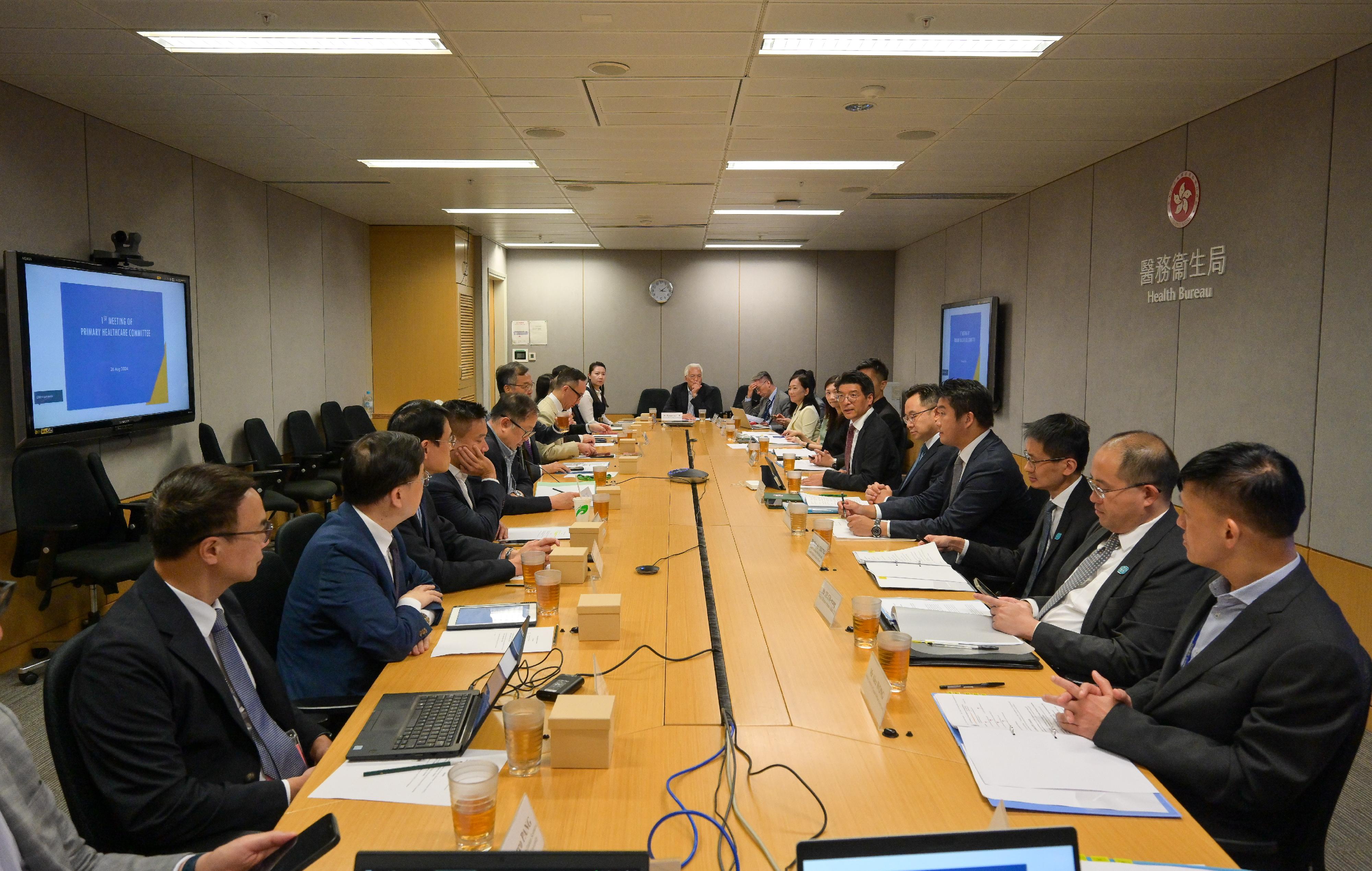 Following the official establishment of the Primary Healthcare Commission on July 15, the Commissioner for Primary Healthcare, Dr Pang Fei-chau (sixth right), chairs the first meeting of the Primary Healthcare Committee today (August 26) and discusses with members the future work focuses of the Primary Healthcare Commission.