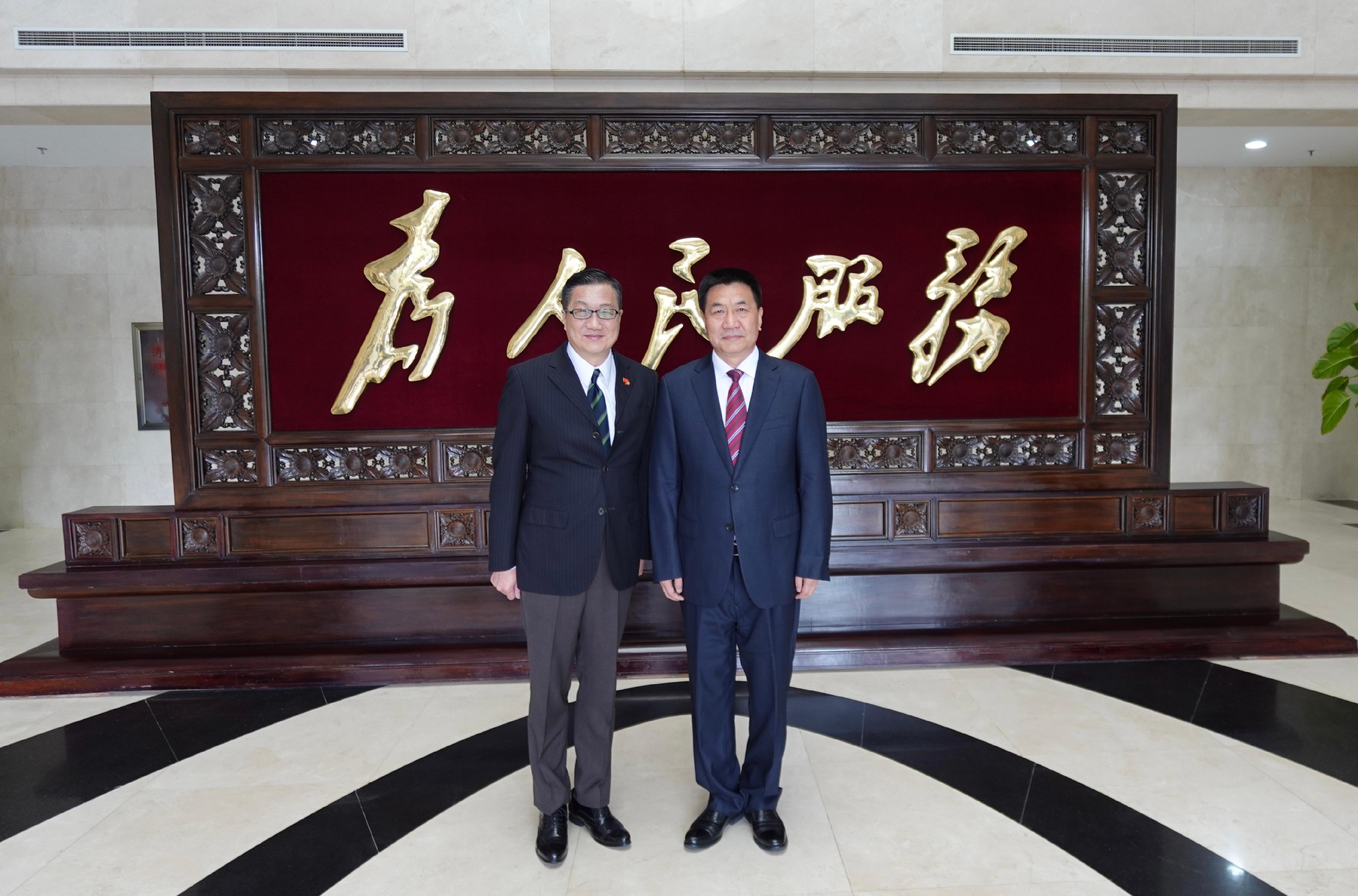 The Ombudsman, Mr Jack Chan (left), yesterday (August 26) called on the Deputy Secretary of Communist Party of China Central Commission for Discipline Inspection and Vice Chairman of National Commission of Supervision, Mr Fu Kui (right), in Beijing.