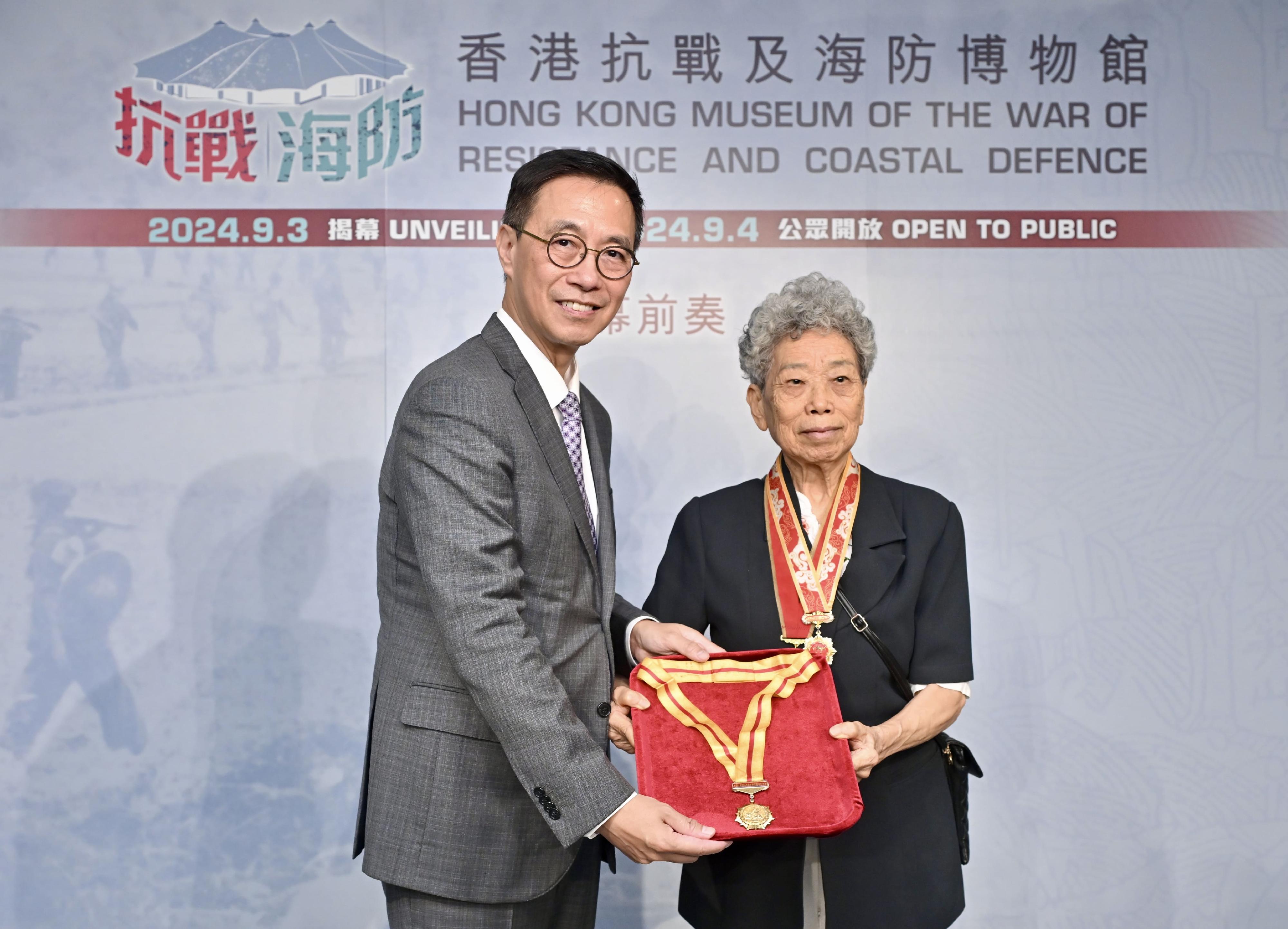 The Hong Kong Museum of Coastal Defence today (August 27) held a prelude to the opening of the Hong Kong Museum of the War of Resistance and Coastal Defence. Photo shows the Secretary for Culture, Sports and Tourism, Mr Kevin Yeung (left), receiving on behalf of the museum a commemorative medal of the 70th Anniversary of the Victory of the Chinese People's War of Resistance against Japanese Aggression as an exhibit loaned from the President of the Society of Veterans of the Original Hong Kong Independent Battalion of the Dongjiang Column, Ms Lam Chun (right).