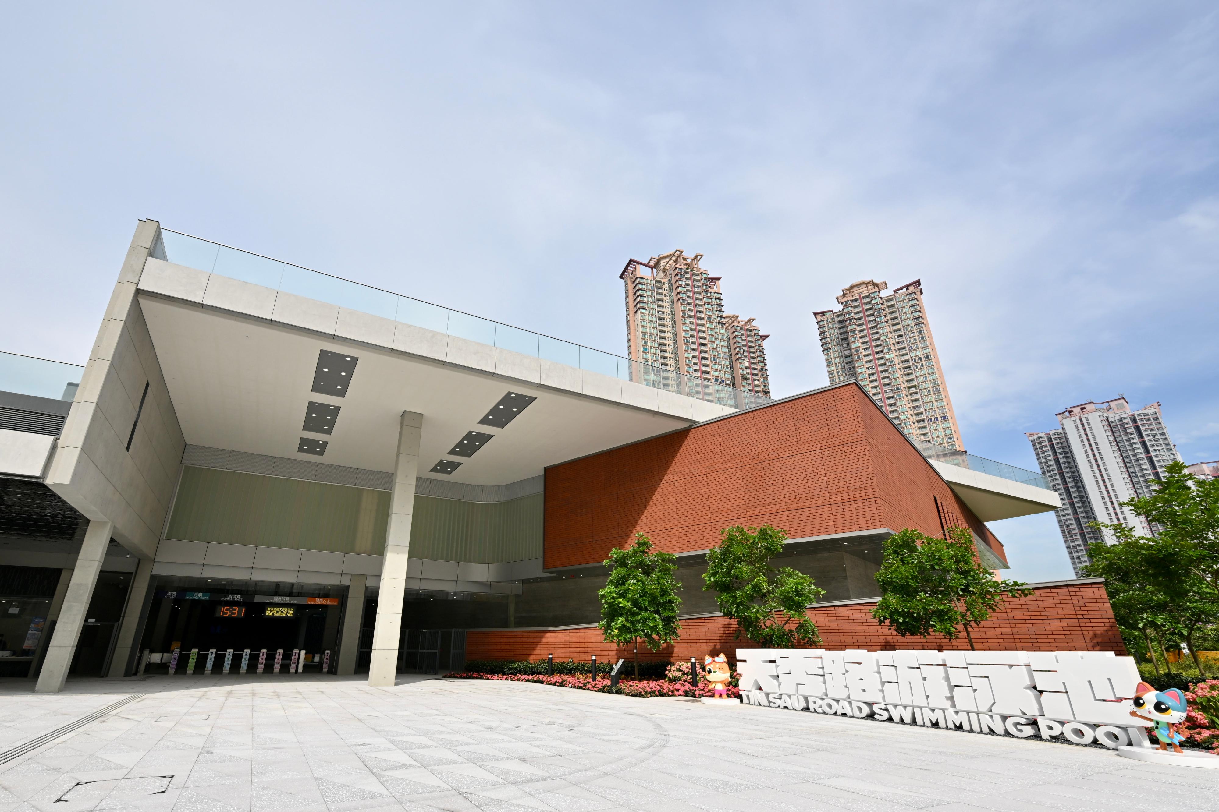 Tin Sau Road Swimming Pool, managed by the Leisure and Cultural Services Department (LCSD), will open for public use tomorrow (August 28). It is the fourth swimming pool under the LCSD in Yuen Long District.