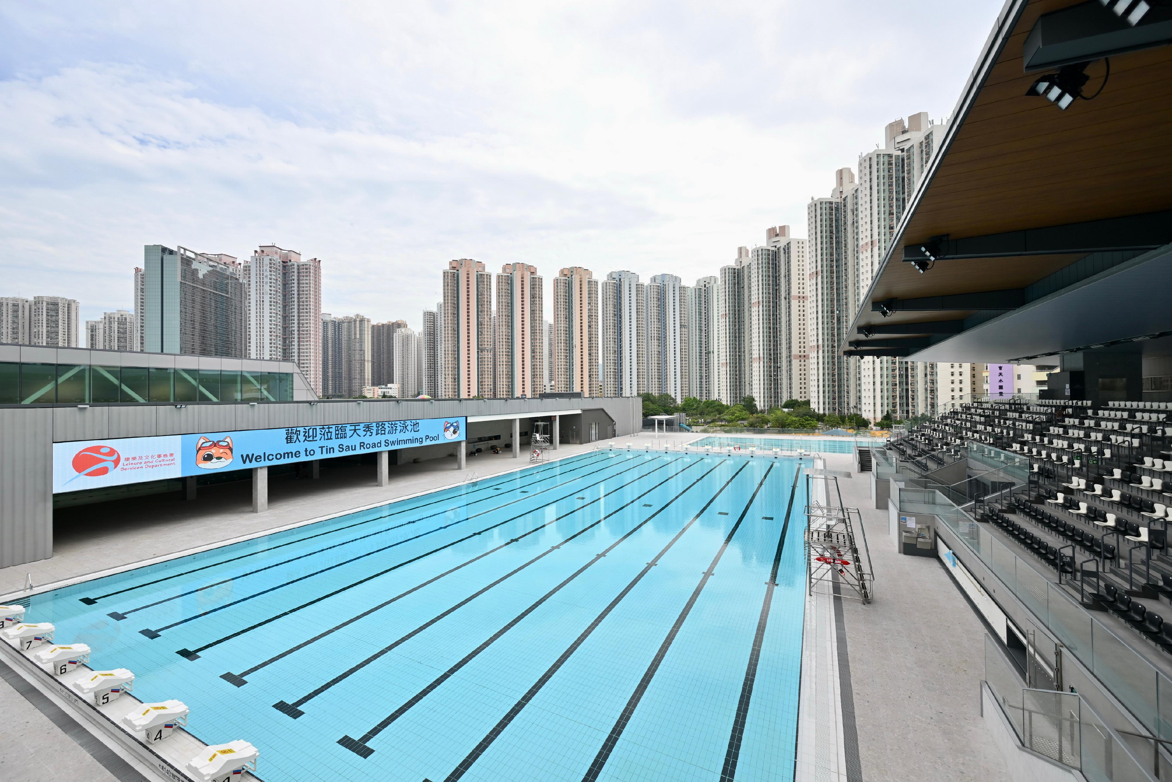 Tin Sau Road Swimming Pool will open for public use tomorrow (August 28). The outdoor facilities include a main pool with a spectator stand with 700 seats, and a training pool.