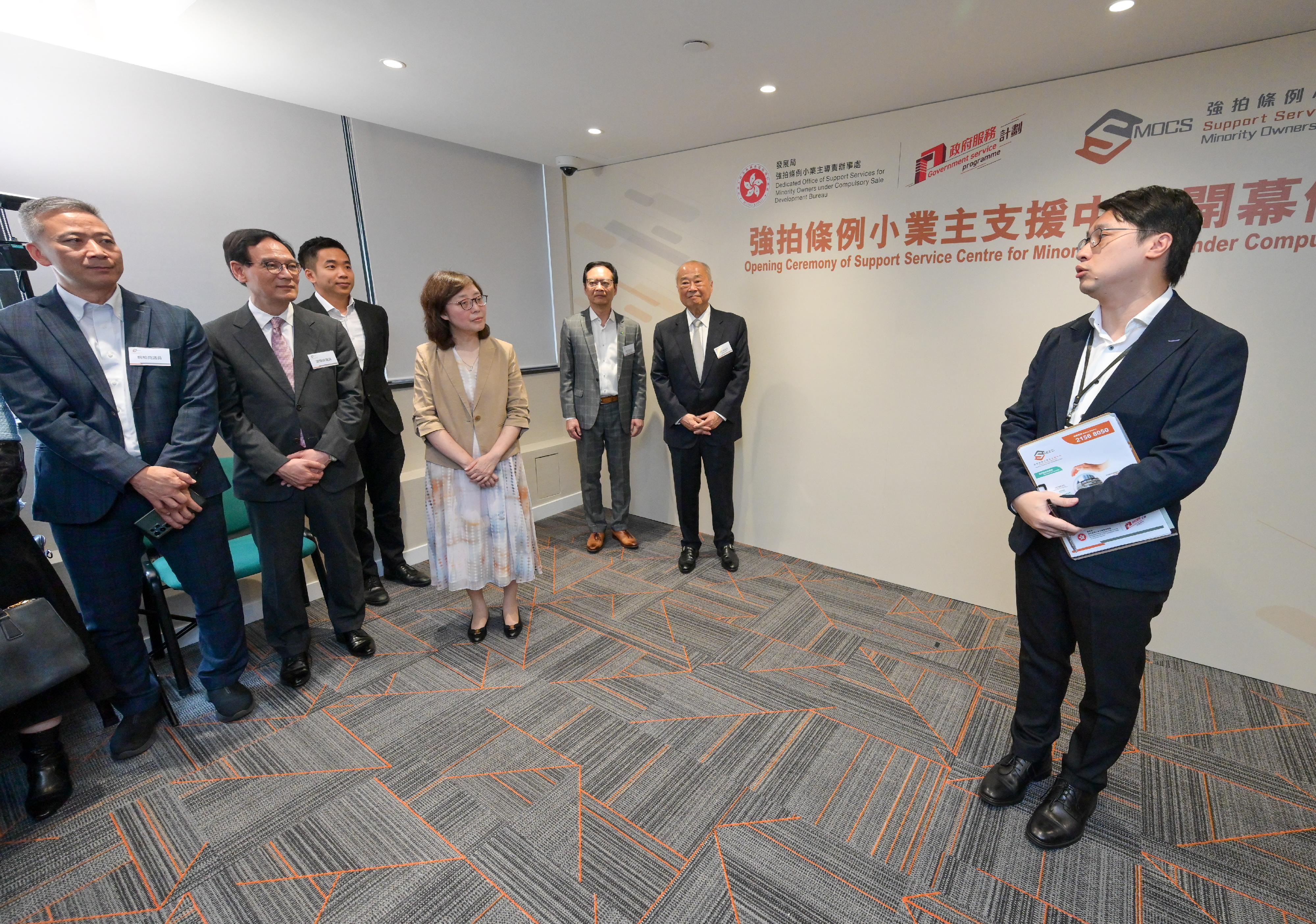 The Support Service Centre for Minority Owners under Compulsory Sale commenced operation today (August 27). Photo shows the Secretary for Development, Ms Bernadette Linn (fourth left); the Chairman of the Urban Renewal Authority (URA), Mr Chow Chung-kong (second right); and the Managing Director of the URA, Mr Wai Chi-sing (third right); Legislative Council Members Mr Yiu Pak-leung (first left) and Mr Tony Tse (second left); receiving a briefing by a staff member of the centre.

