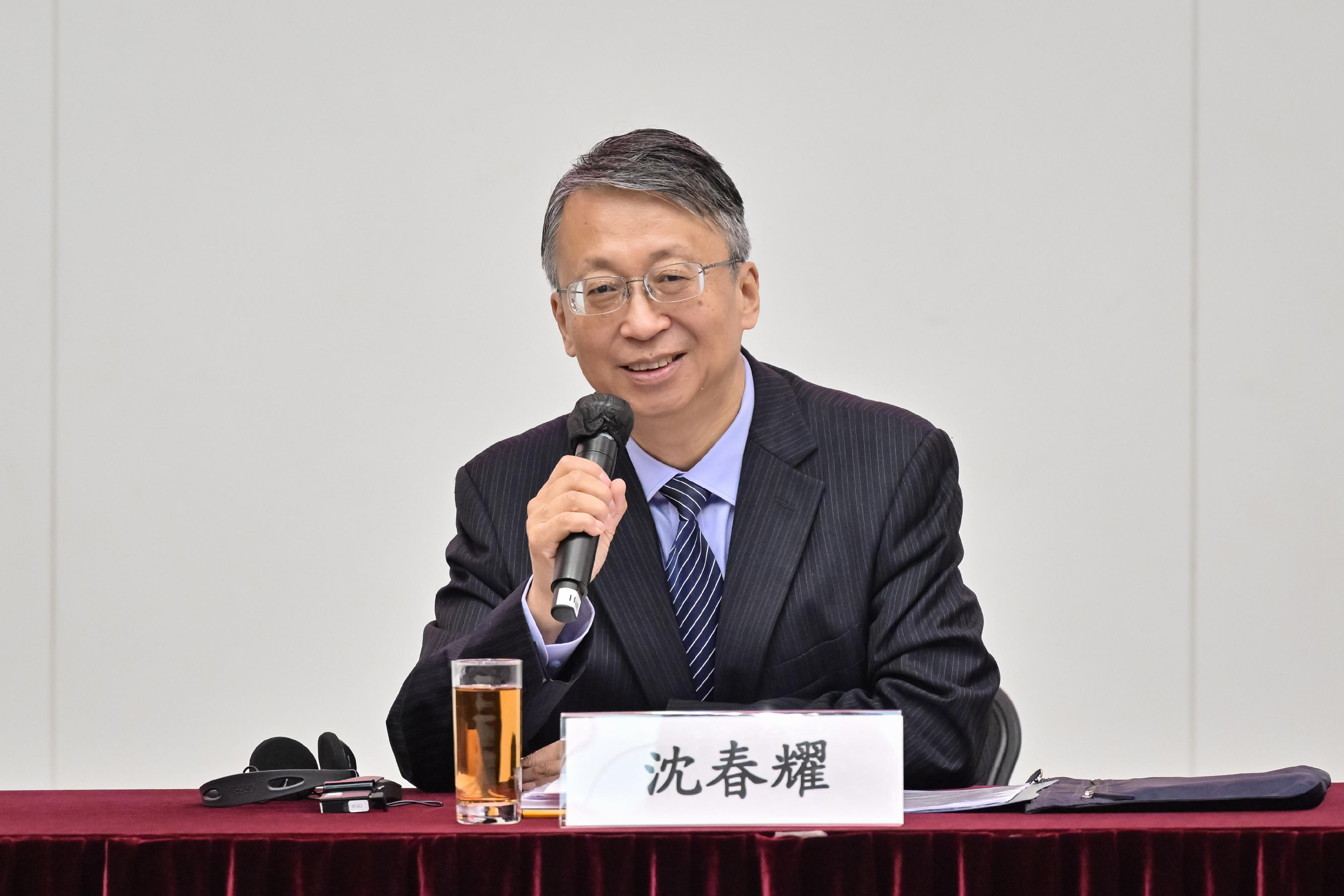 The Hong Kong Special Administrative Region Government today (August 27) held a sharing session on the spirit of the Third Plenary Session of the 20th Central Committee of the Communist Party of China. Photo shows the Vice-chairperson of the Constitution and Law Committee of the National People's Congress and the Chairman of the Legislative Affairs Commission of the Standing Committee of the National People's Congress, Mr Shen Chunyao, having in-depth discussions and exchanges with around 50 representatives of local and foreign chambers of commerce, universities, innovation and technology institutions, professional services sector, and strategic innovation and technology enterprises attracted by the Government.