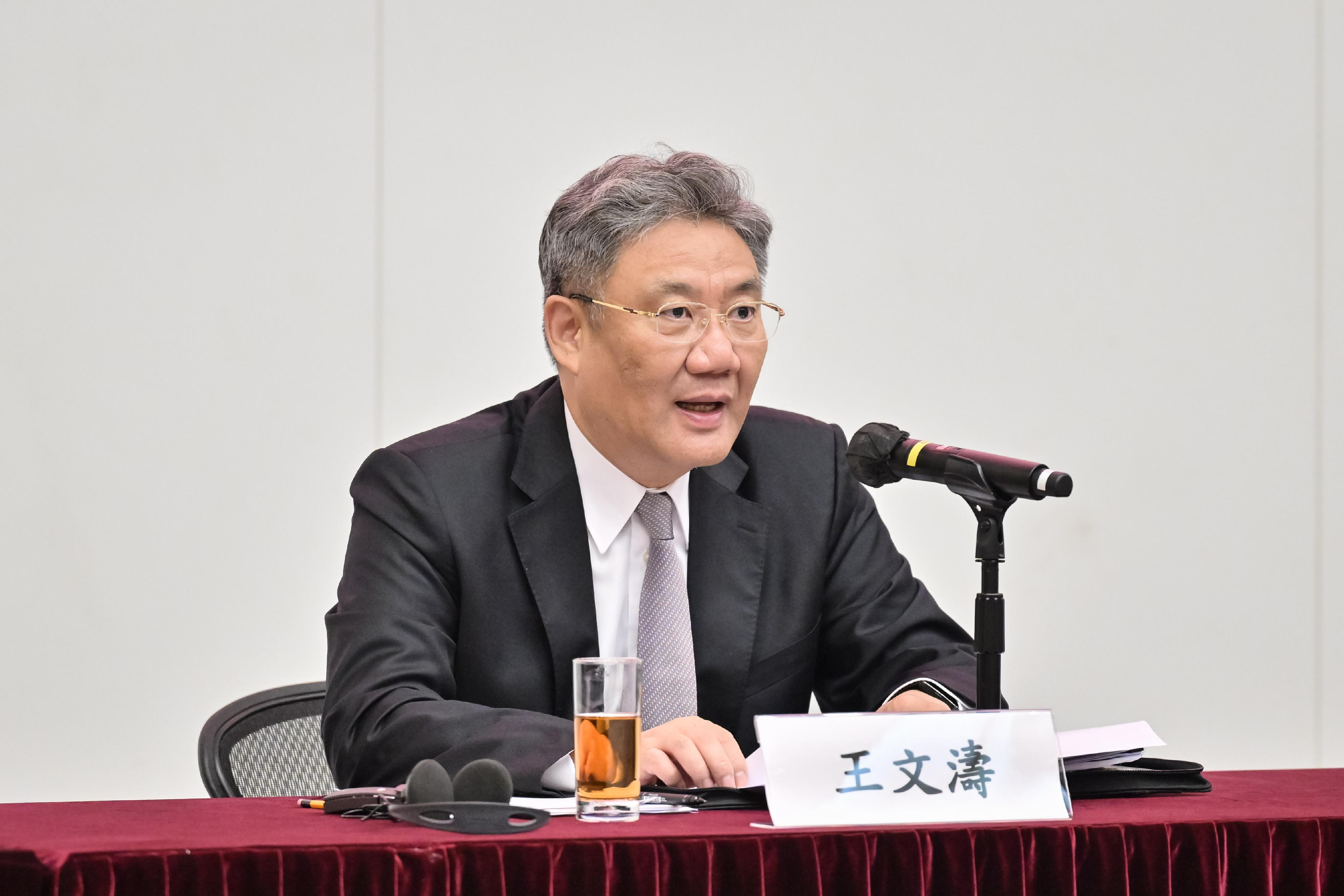 The Hong Kong Special Administrative Region Government today (August 27) held a sharing session on the spirit of the Third Plenary Session of the 20th Central Committee of the Communist Party of China (CPC). Photo shows the Secretary of the CPC Leadership Group of the Ministry of Commerce and the Minister of Commerce, Mr Wang Wentao, having in-depth discussions and exchanges with around 50 representatives of local and foreign chambers of commerce, universities, innovation and technology institutions, professional services sector, and strategic innovation and technology enterprises attracted by the Government.