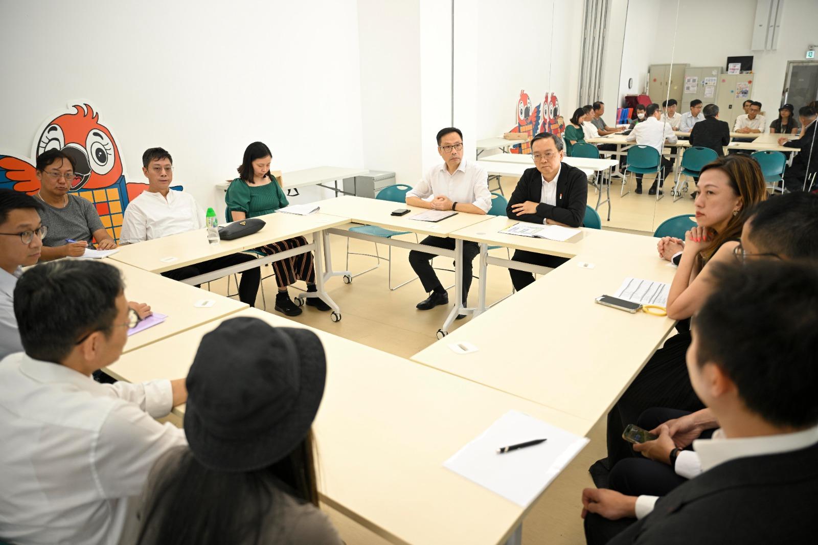 The Under Secretary for Housing, Mr Victor Tai (fourth right), together with the operating organisation of the transitional housing project T-Loft@Kai Tak, Tung Wah Group of Hospitals, architectural consultants and contractor of the project yesterday (August 26) had a site inspection to the project in which some of the units were identified with water seepage and met with the tenants.