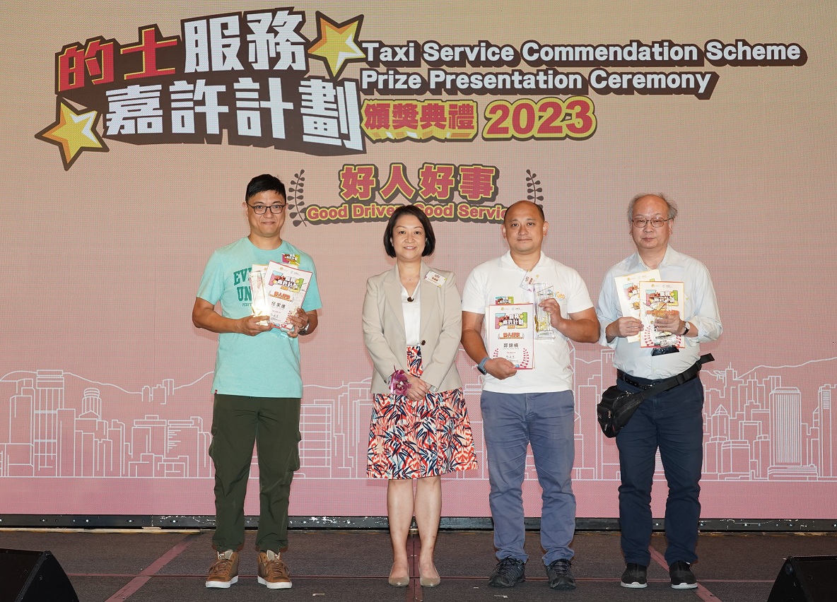 The Committee on Taxi Service Quality (CTSQ) and the Transport Department today (August 28) jointly held the Taxi Service Commendation Scheme Prize Presentation Ceremony 2023 to compliment quality taxi drivers and taxi service management teams. Photo shows the Commissioner for Transport and Chairman of the CTSQ, Ms Angela Lee (second left), the Most Popular Taxi Driver and the Good Driver, Good Service awardees.