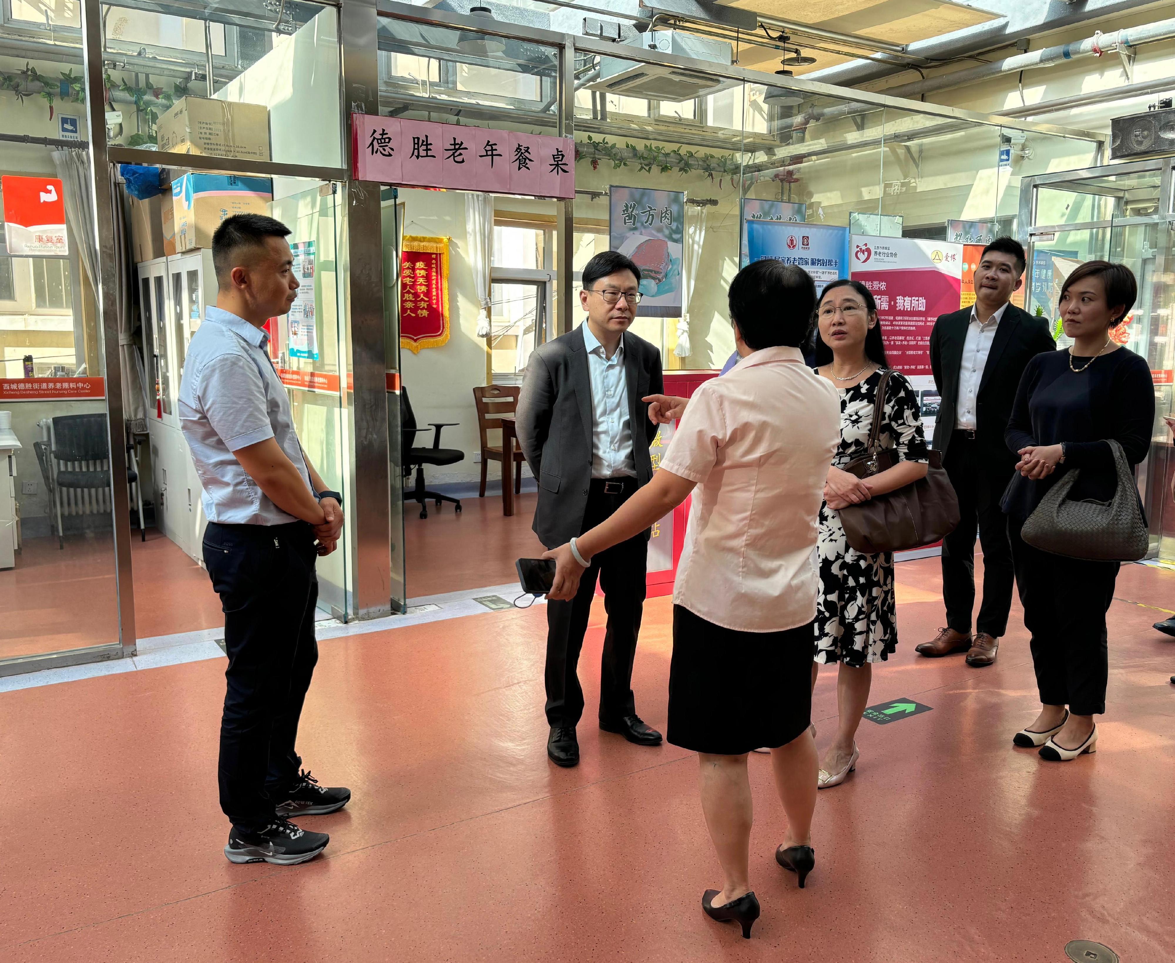 The Secretary for Labour and Welfare, Mr Chris Sun, concluded his Beijing visit today (August 28). The Permanent Secretary for Labour and Welfare, Ms Alice Lau, also joined the visit. Photo shows Mr Sun (second left) visiting an elderly care service centre in Xicheng District yesterday (August 27) to understand more of its catering services provided to the elderly. Looking on is Ms Lau (third right).