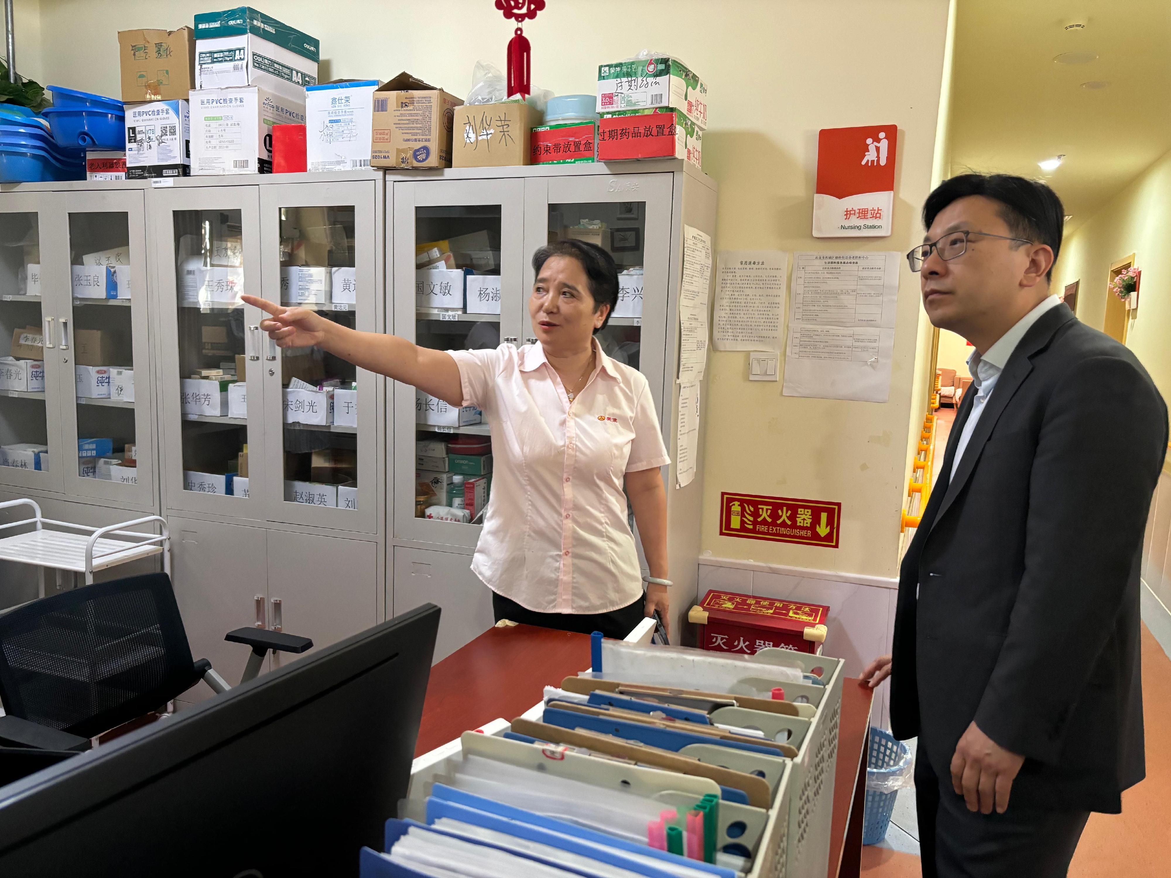 The Secretary for Labour and Welfare, Mr Chris Sun, concluded his Beijing visit today (August 28). The Permanent Secretary for Labour and Welfare, Ms Alice Lau, also joined the visit. Photo shows Mr Sun (right) visiting an elderly care service centre in Xicheng District yesterday (August 27) ⁠to understand its pharmaceutical supply mechanism for the elderly.