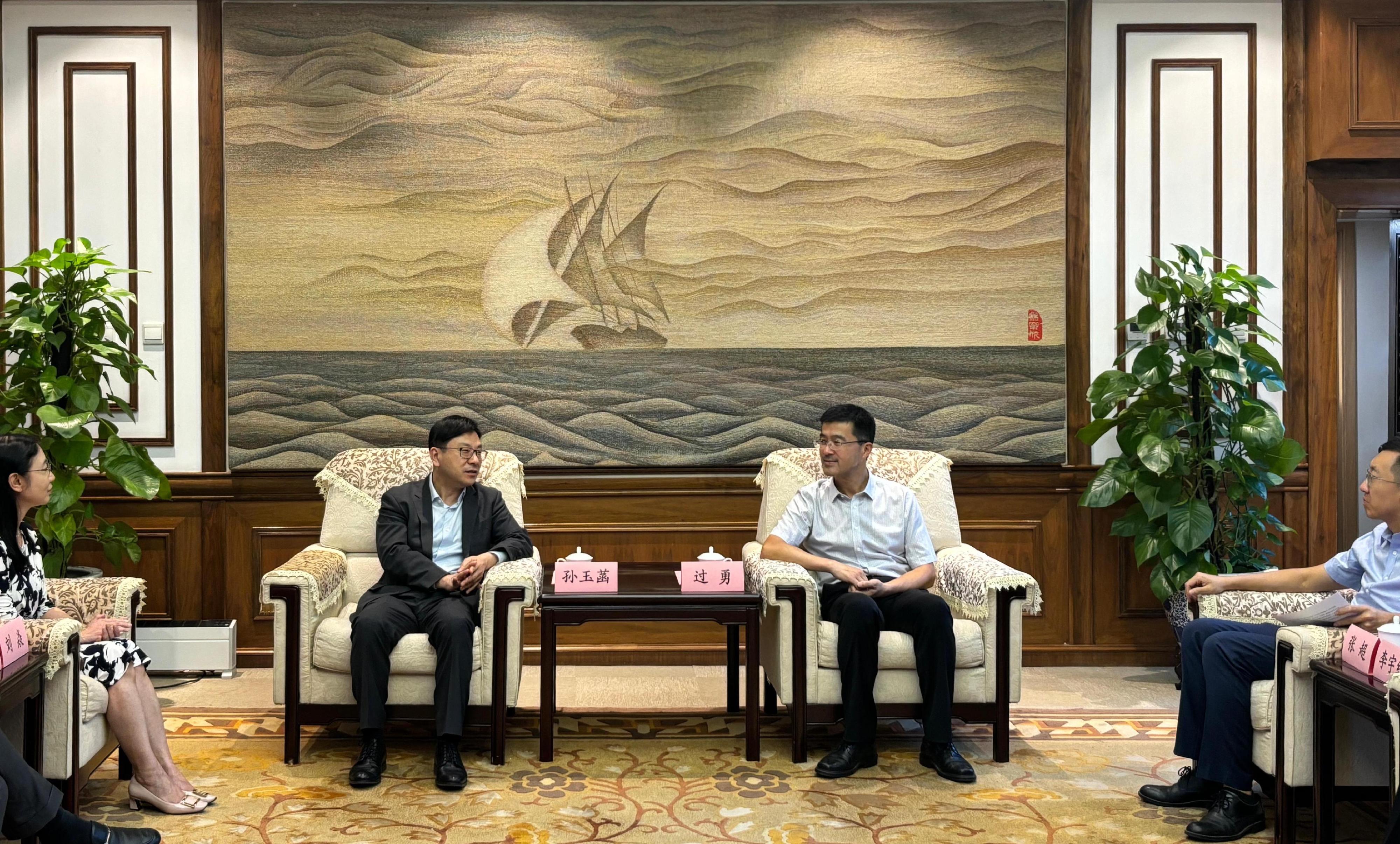 The Secretary for Labour and Welfare, Mr Chris Sun, concluded his Beijing visit today (August 28). The Permanent Secretary for Labour and Welfare, Ms Alice Lau, also joined the visit. Photo shows Mr Sun (second left) meeting with the Deputy Secretary of the Communist Party of China Tsinghua University Committee, Professor Guo Yong (second right), yesterday (August 27) to introduce the work of Hong Kong Talent Engage in providing comprehensive one-stop support services to talent arriving in Hong Kong.