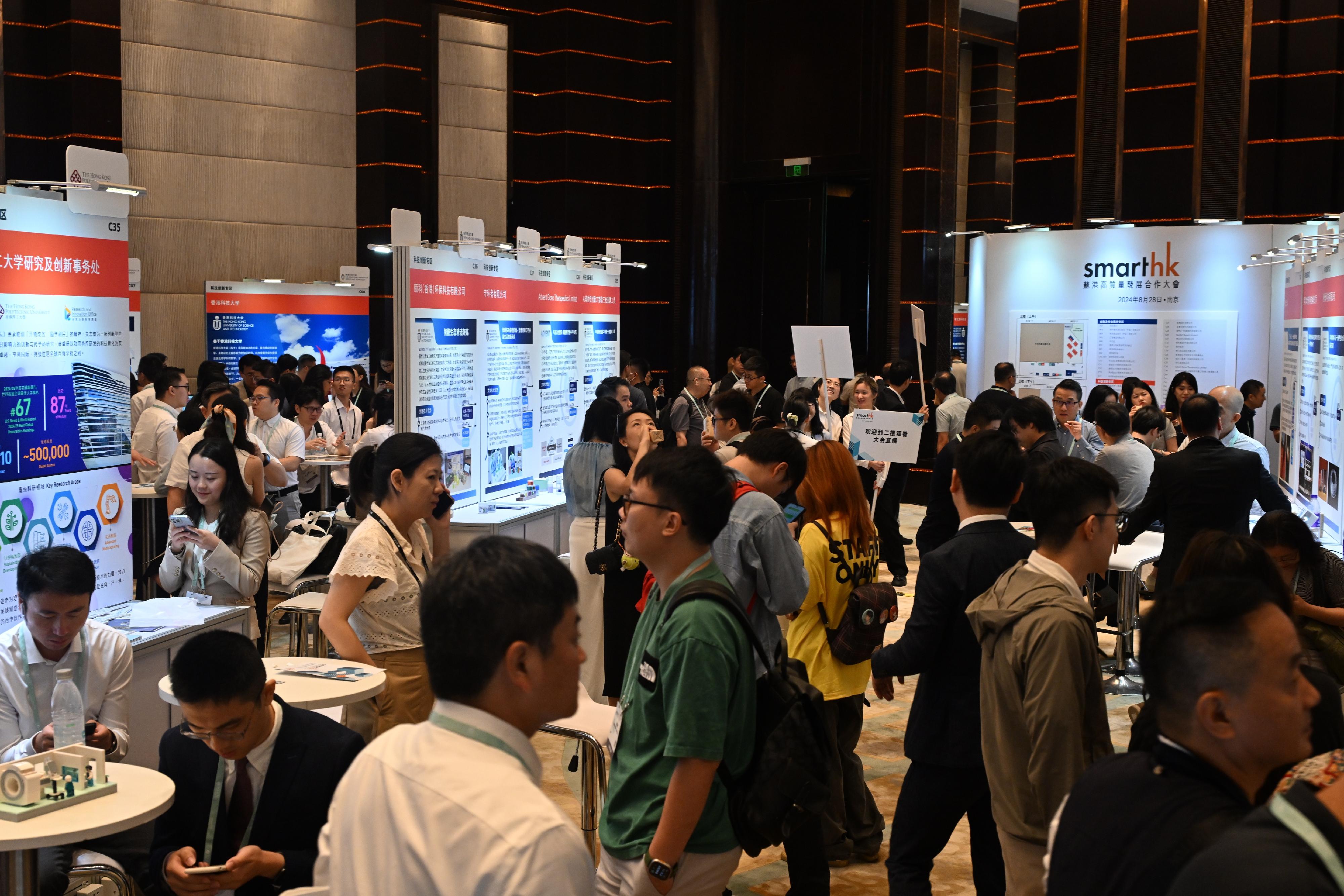 The Financial Secretary, Mr Paul Chan, today (August 28) attended "SmartHK" in Nanjing. Photo shows participants visiting exhibitions at the event.