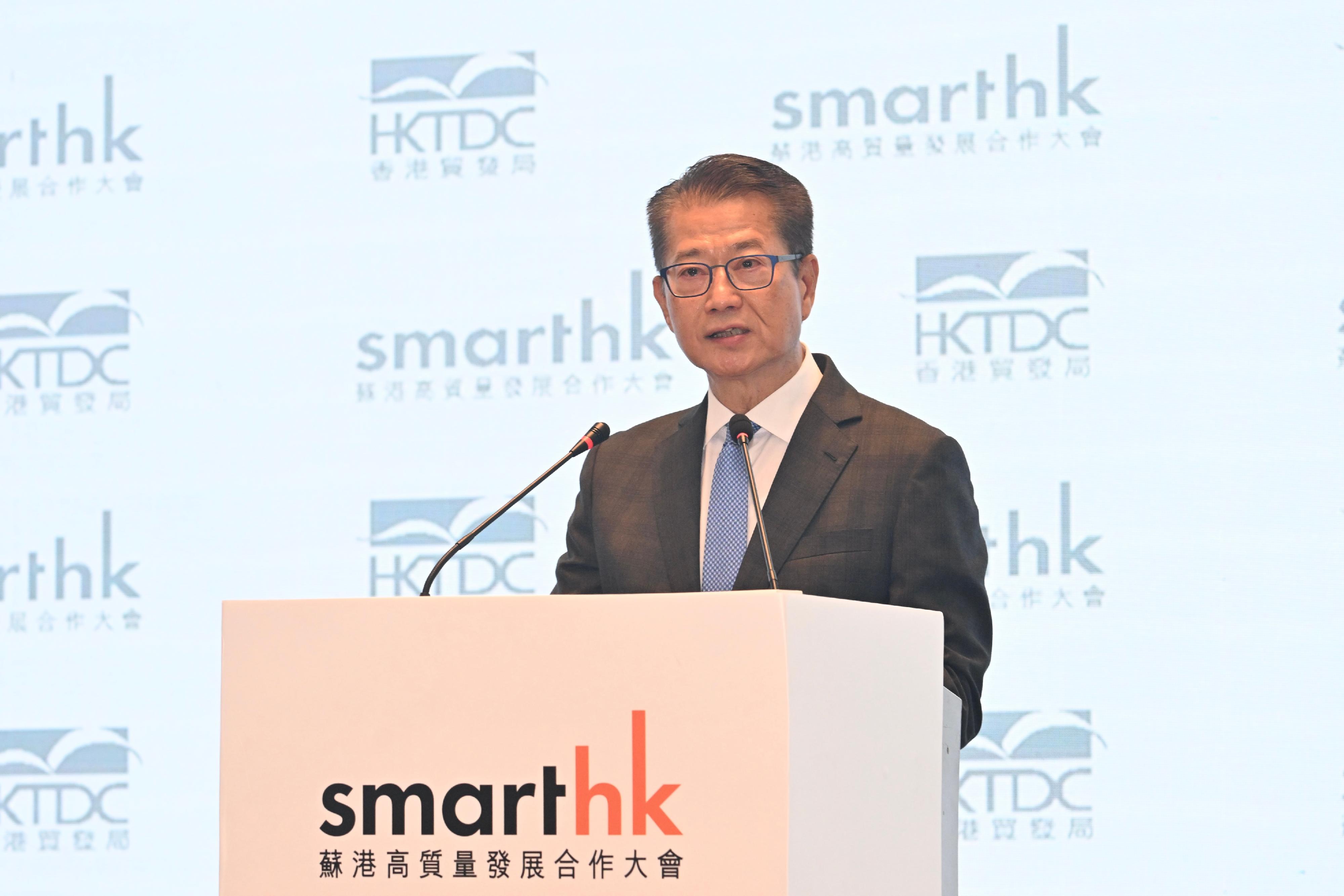 The Financial Secretary, Mr Paul Chan, today (August 28) delivers his opening remarks at "SmartHK" in Nanjing.