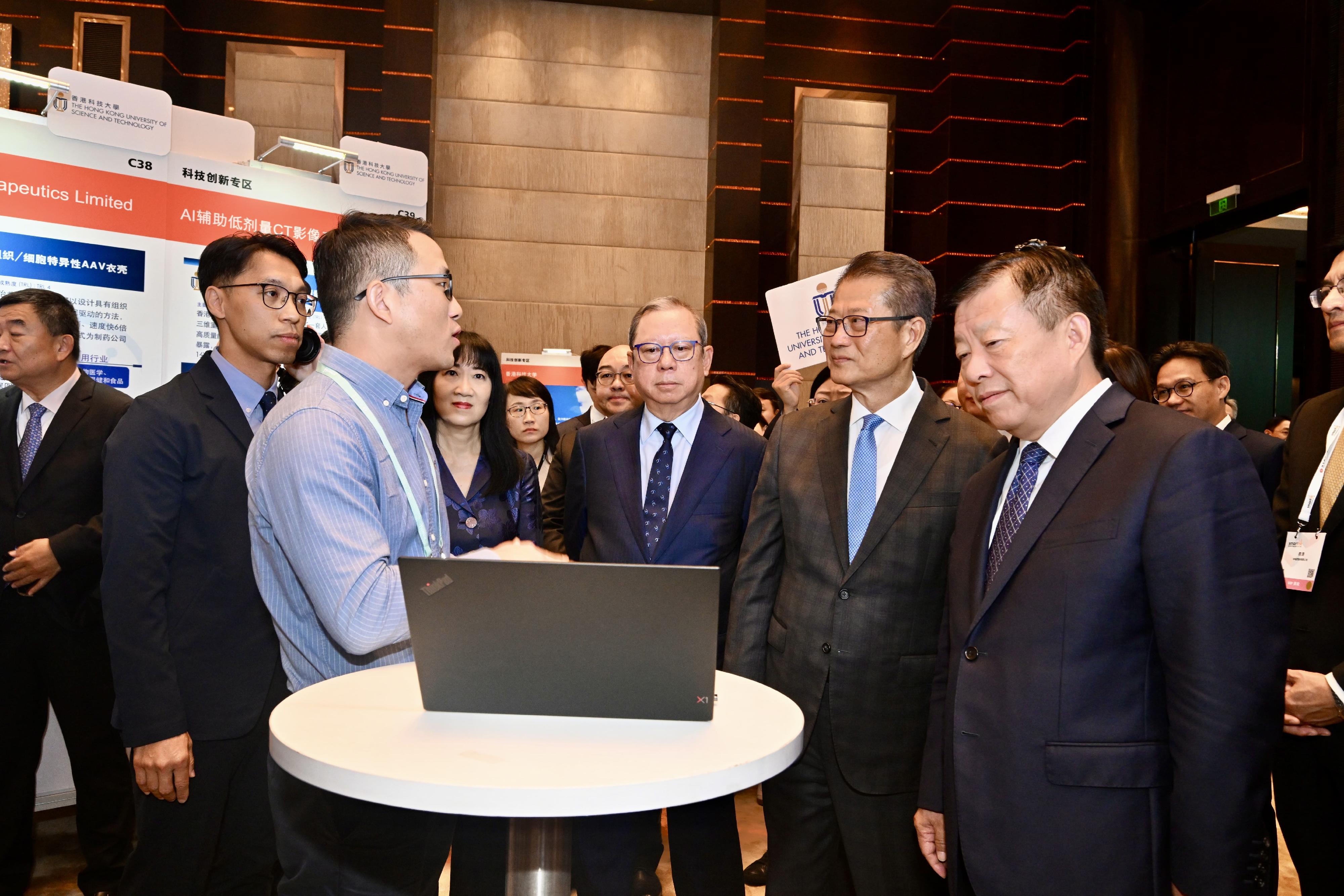 The Financial Secretary, Mr Paul Chan, today (August 28) attended "SmartHK" in Nanjing. Photo shows Mr Chan (second right); Vice Governor of the Jiangsu Provincial People's Government Mr Fang Wei (first right); the Chairman of the Hong Kong Trade Development Council (HKTDC), Dr Peter Lam (third right); and the Executive Director of the HKTDC, Ms Margaret Fong (third left), visiting an exhibition at the event.