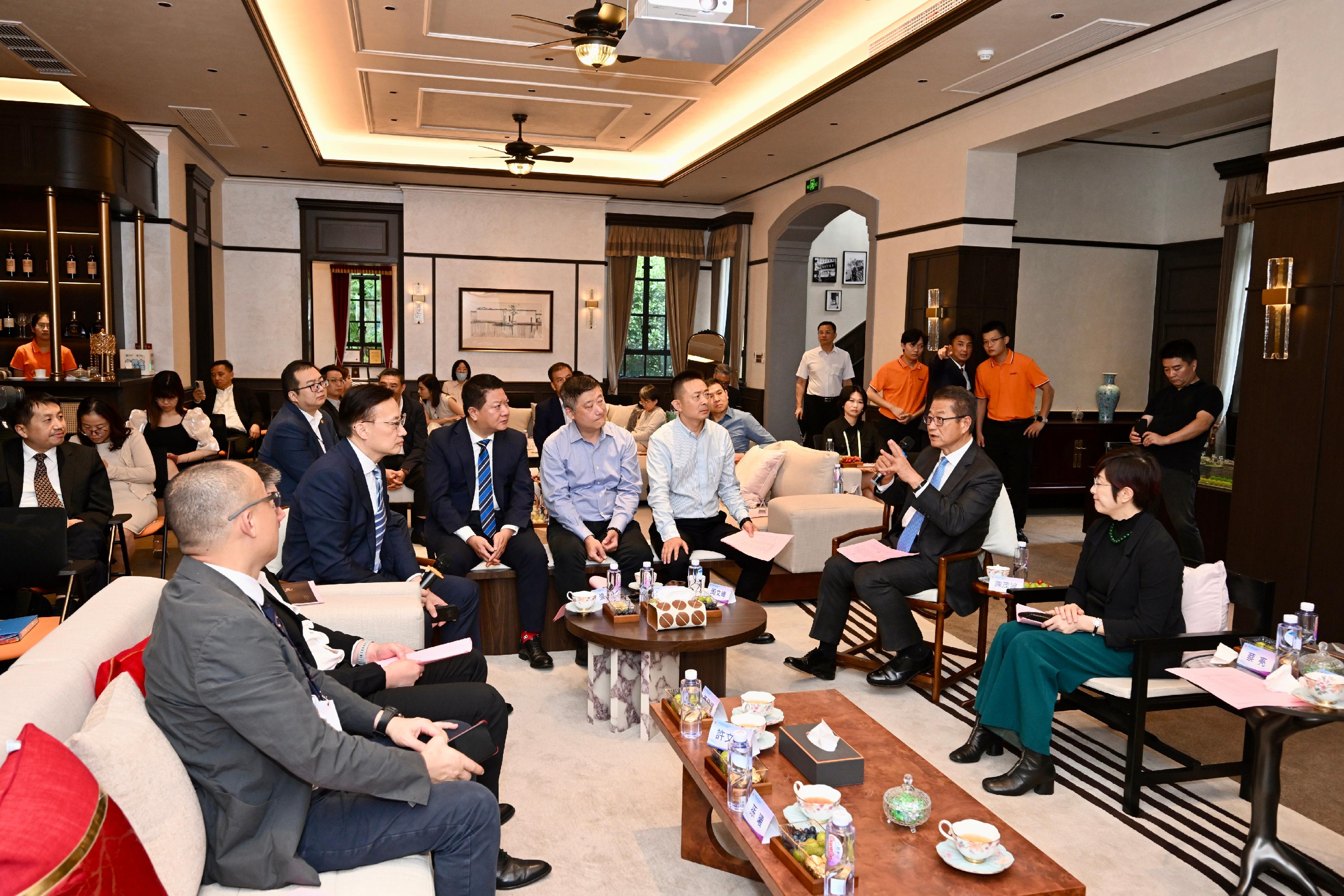 The Financial Secretary, Mr Paul Chan, commenced his visit programme in Nanjing today (August 28). Photo shows Mr Chan (second right) in a meeting with members of the Jiangsu Hongkong Chamber of Commerce.